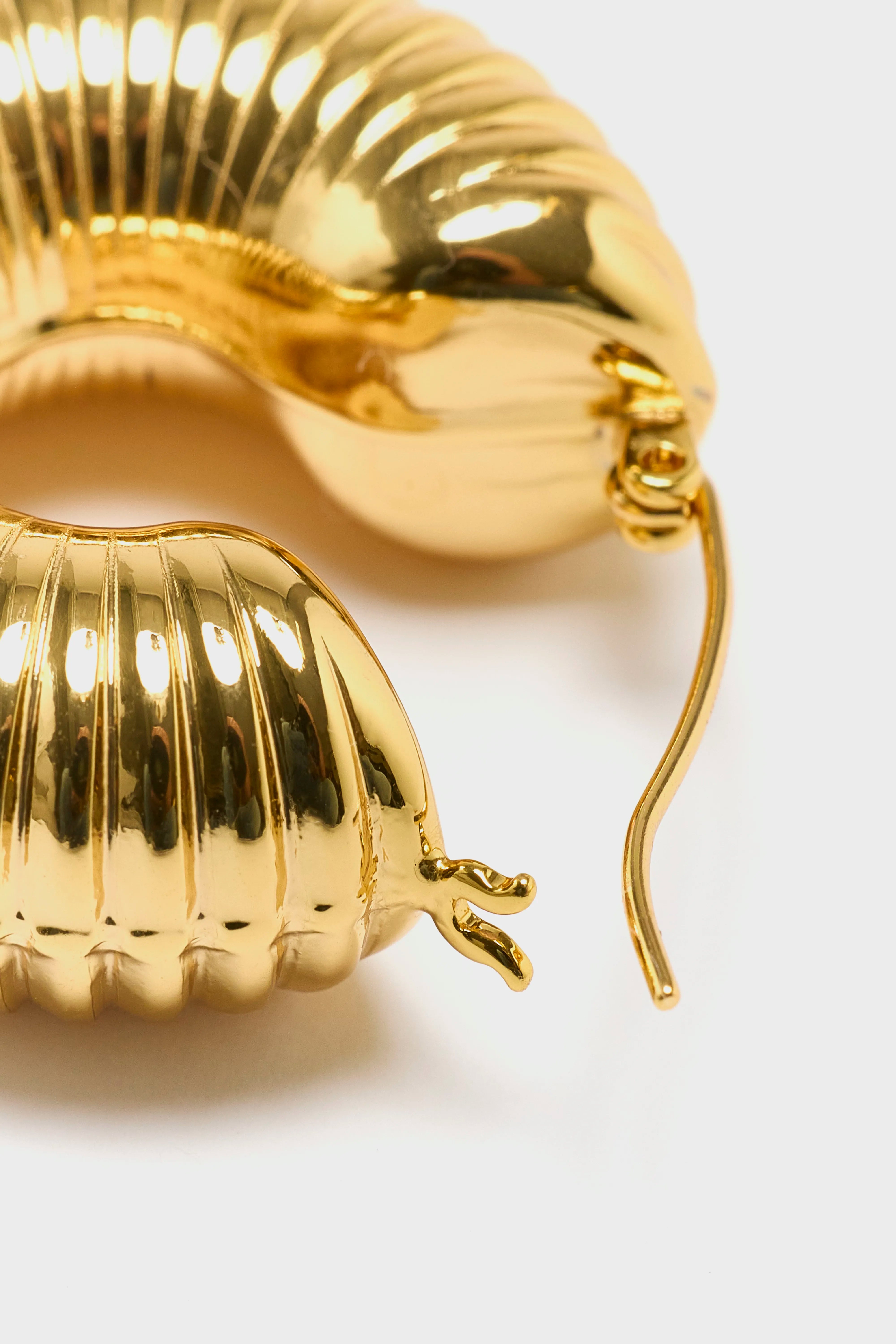 Ripple Hoop Earrings  (252 / W / GOLD)