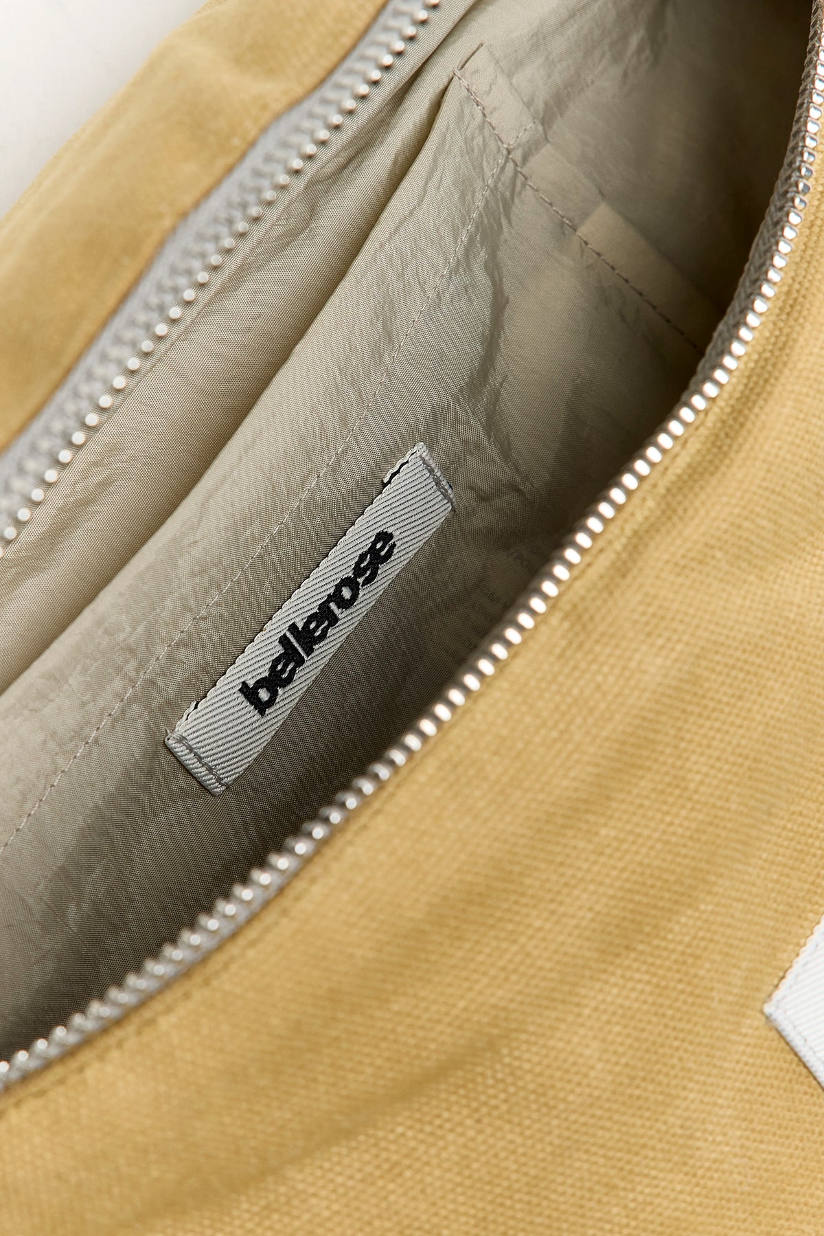 Heccy sling bag (261 / G / CHINO)