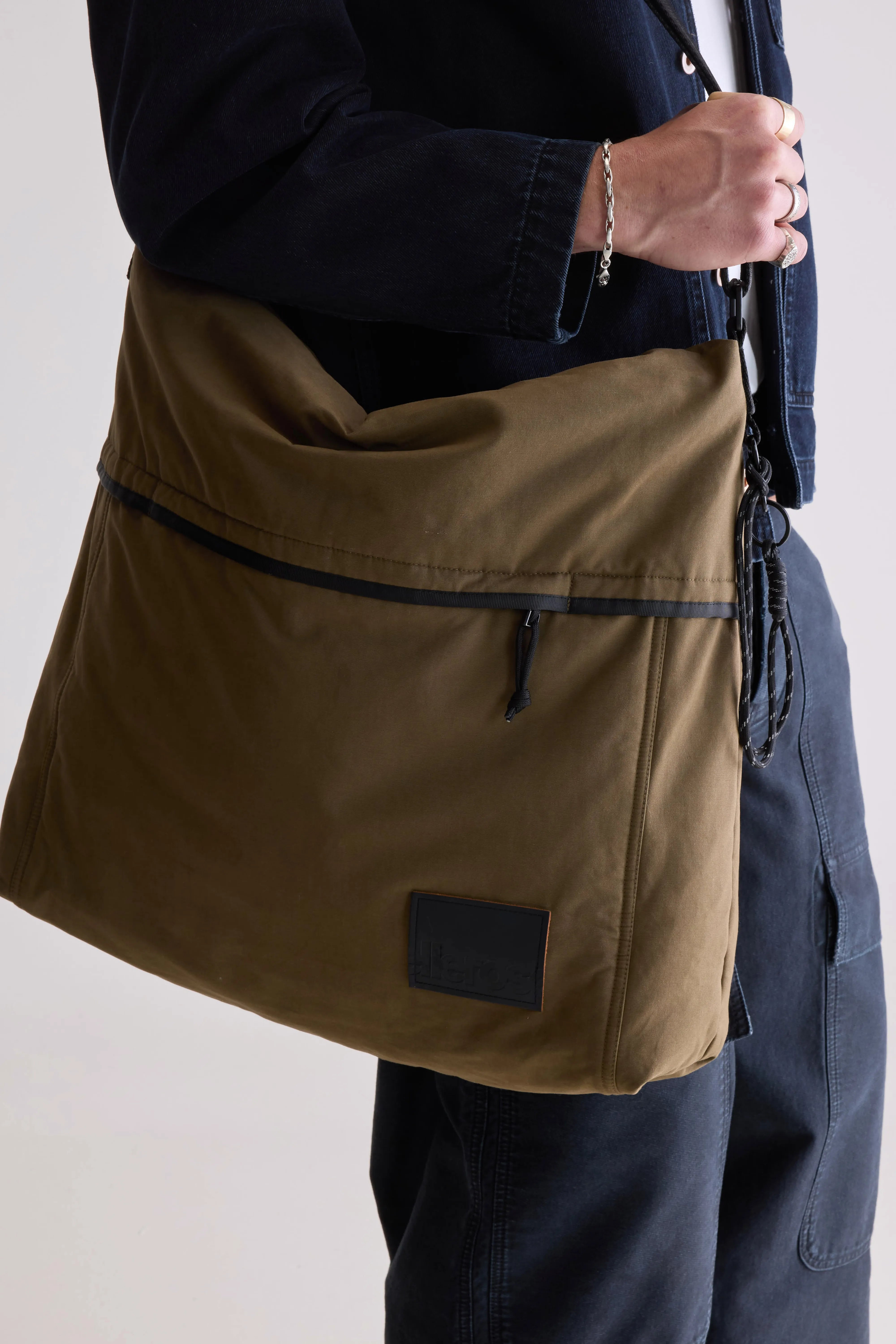 Hendy messenger bag (252 / M / OLIVE NIGHT)