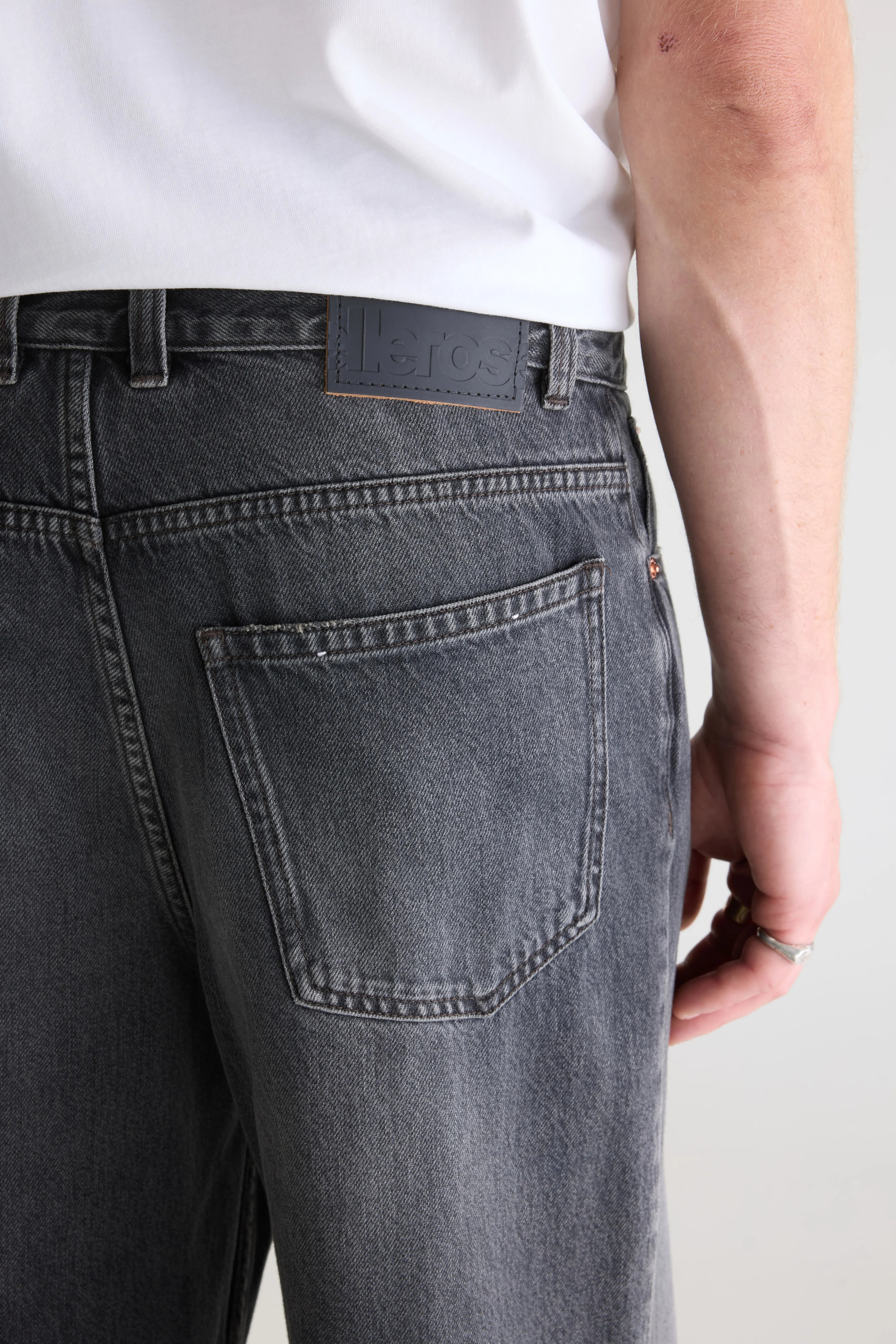 Denim N. 05 jean large (261 / M / BLACK STONE)