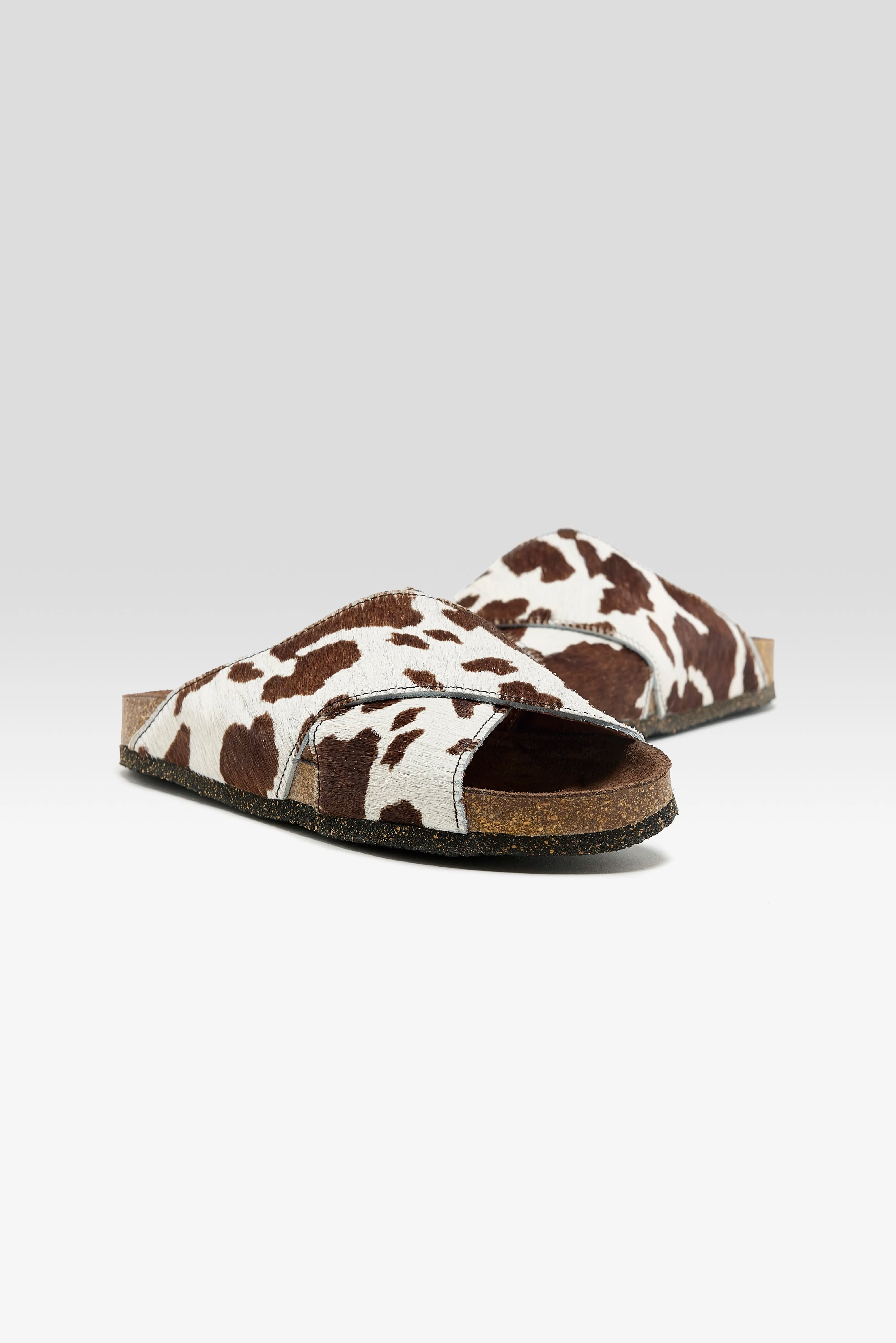 Kruisbandsandalen van ponyhaar met koeienprint (261 / W / BROWN)