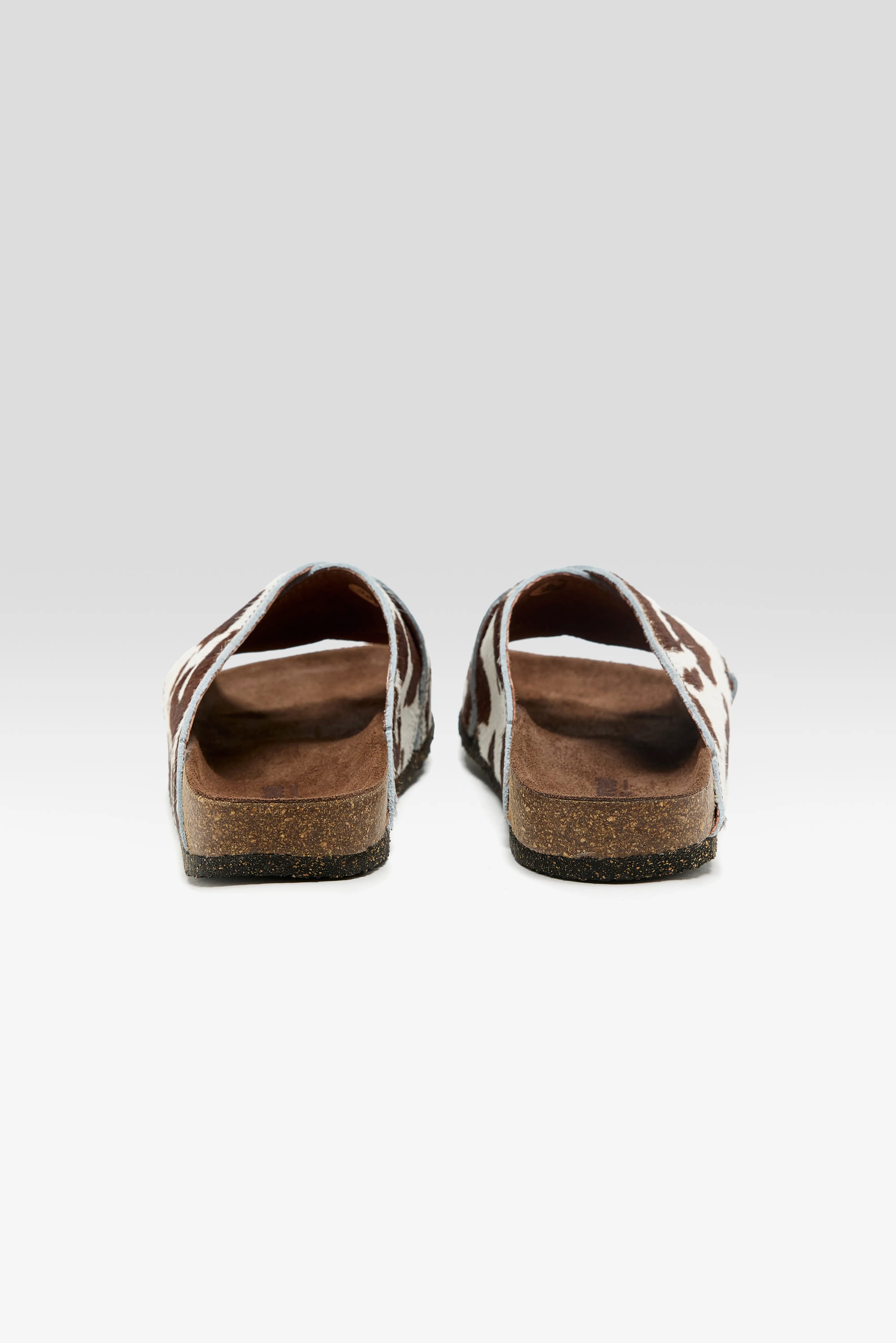 Kruisbandsandalen van ponyhaar met koeienprint (261 / W / BROWN)