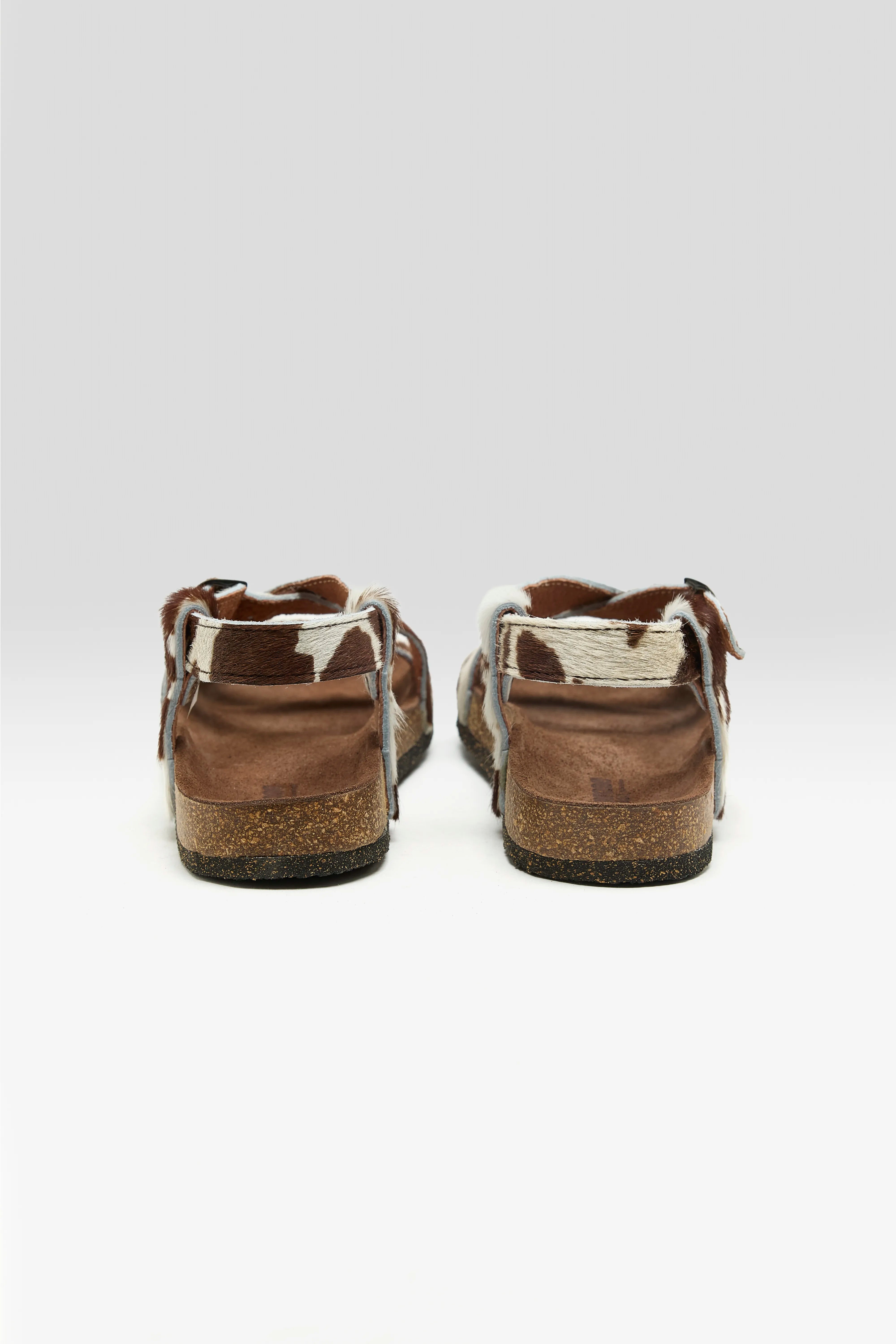 Sandales Croisées en Ponyhair Imprimé Vache (261 / W / WHITE)