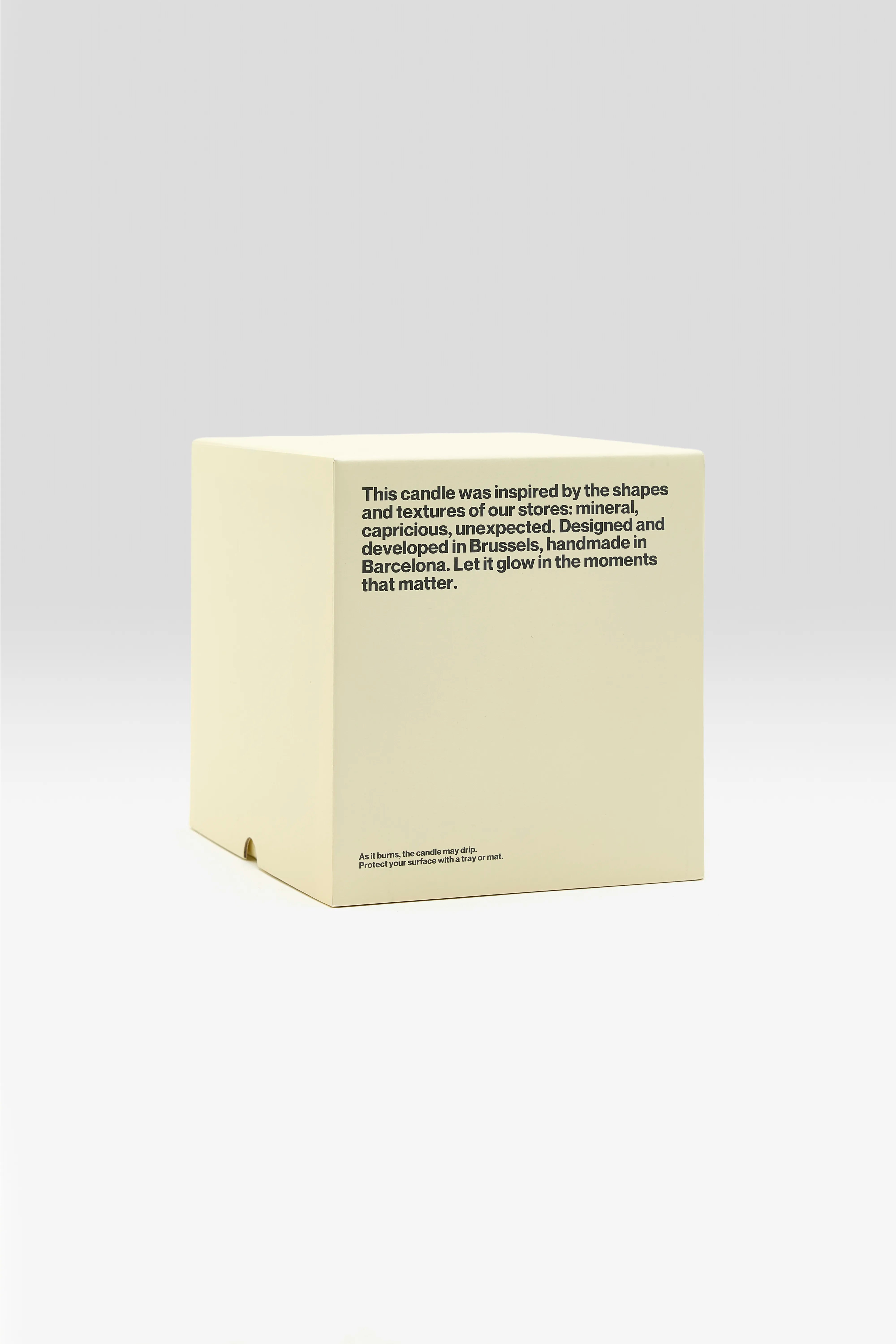 Bougie graphique blanche (261 / U / BUTTER)