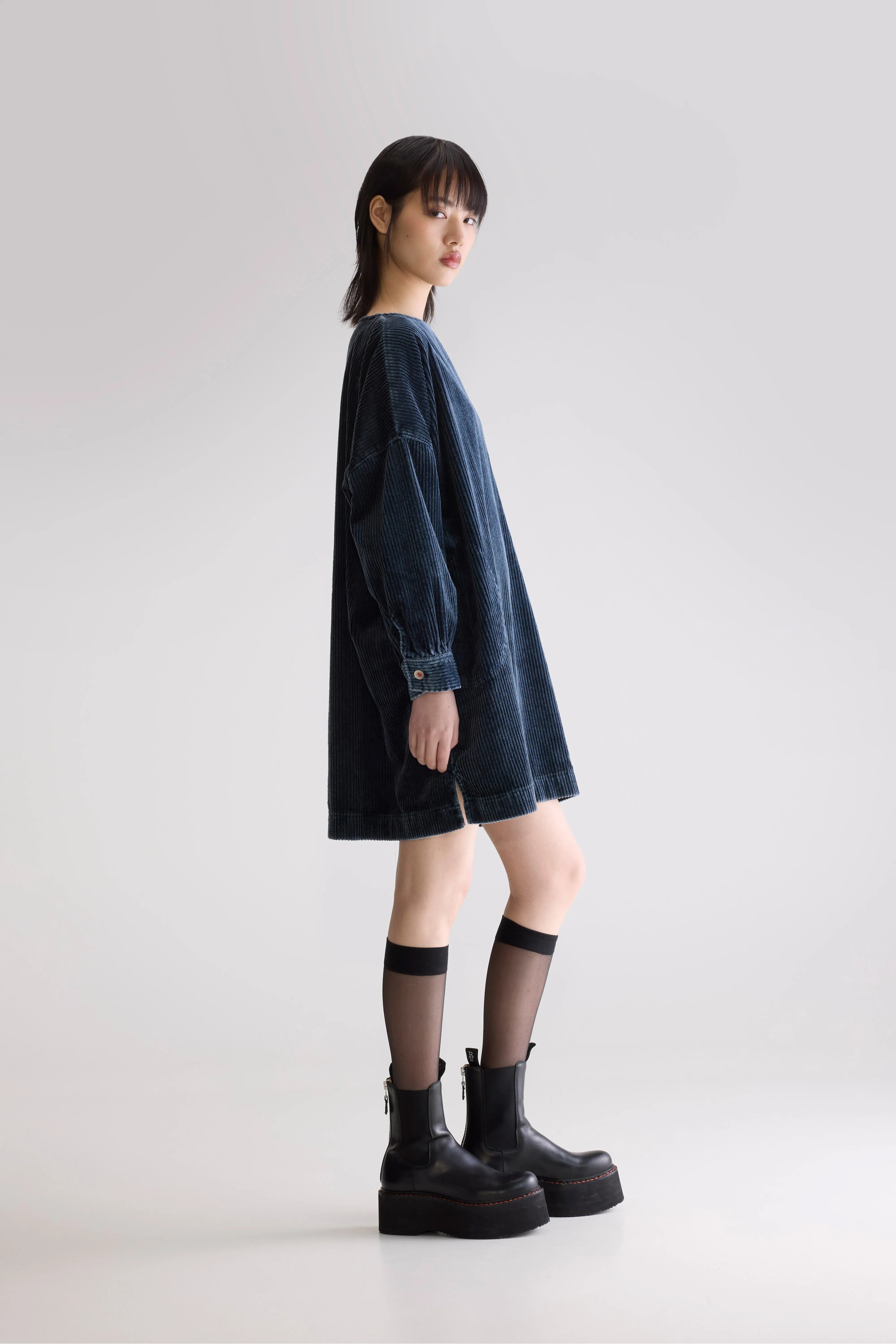 Past wijde corduroy jurk  (252 / W / BLACK BLUE)