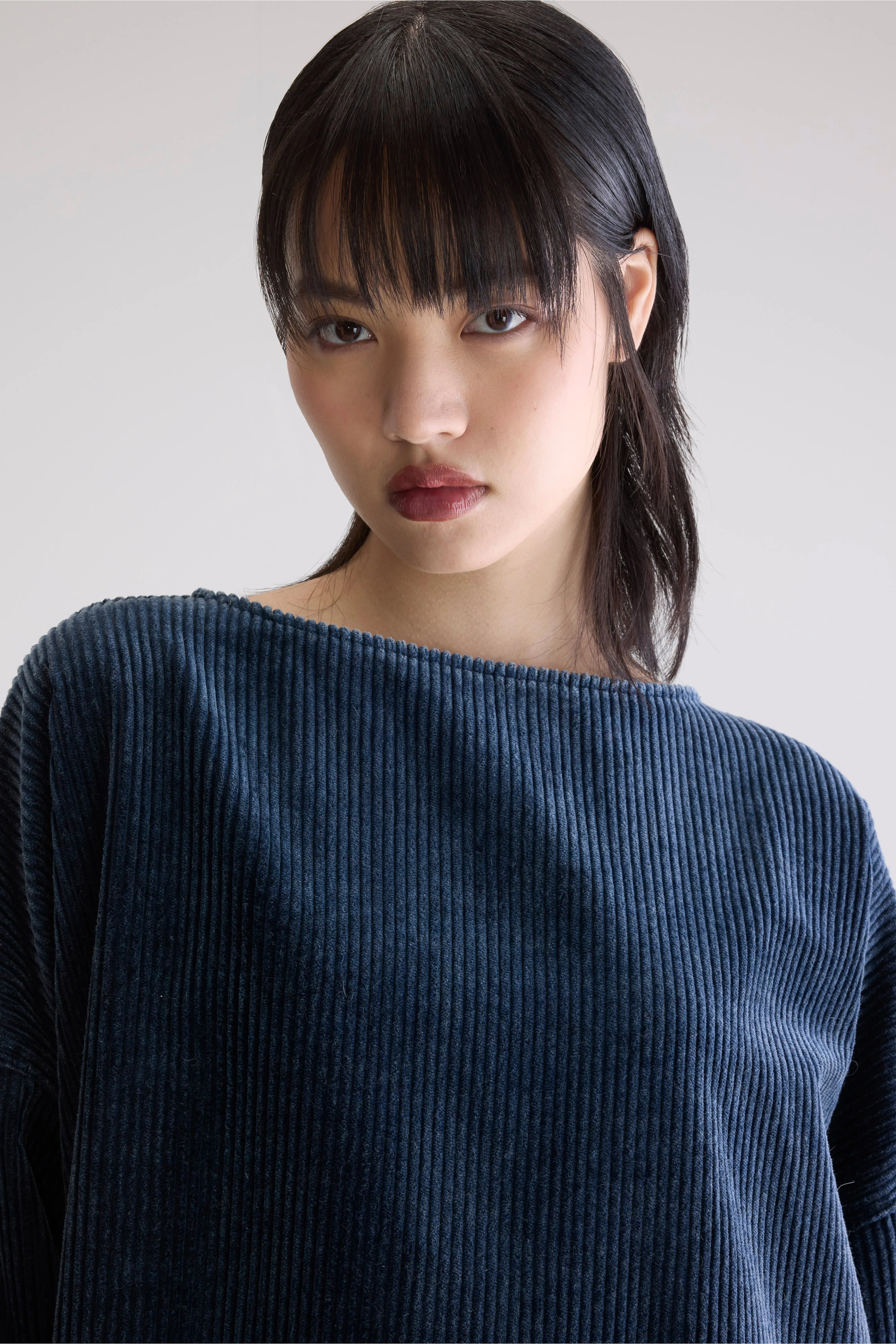 Past wijde corduroy jurk  (252 / W / BLACK BLUE)