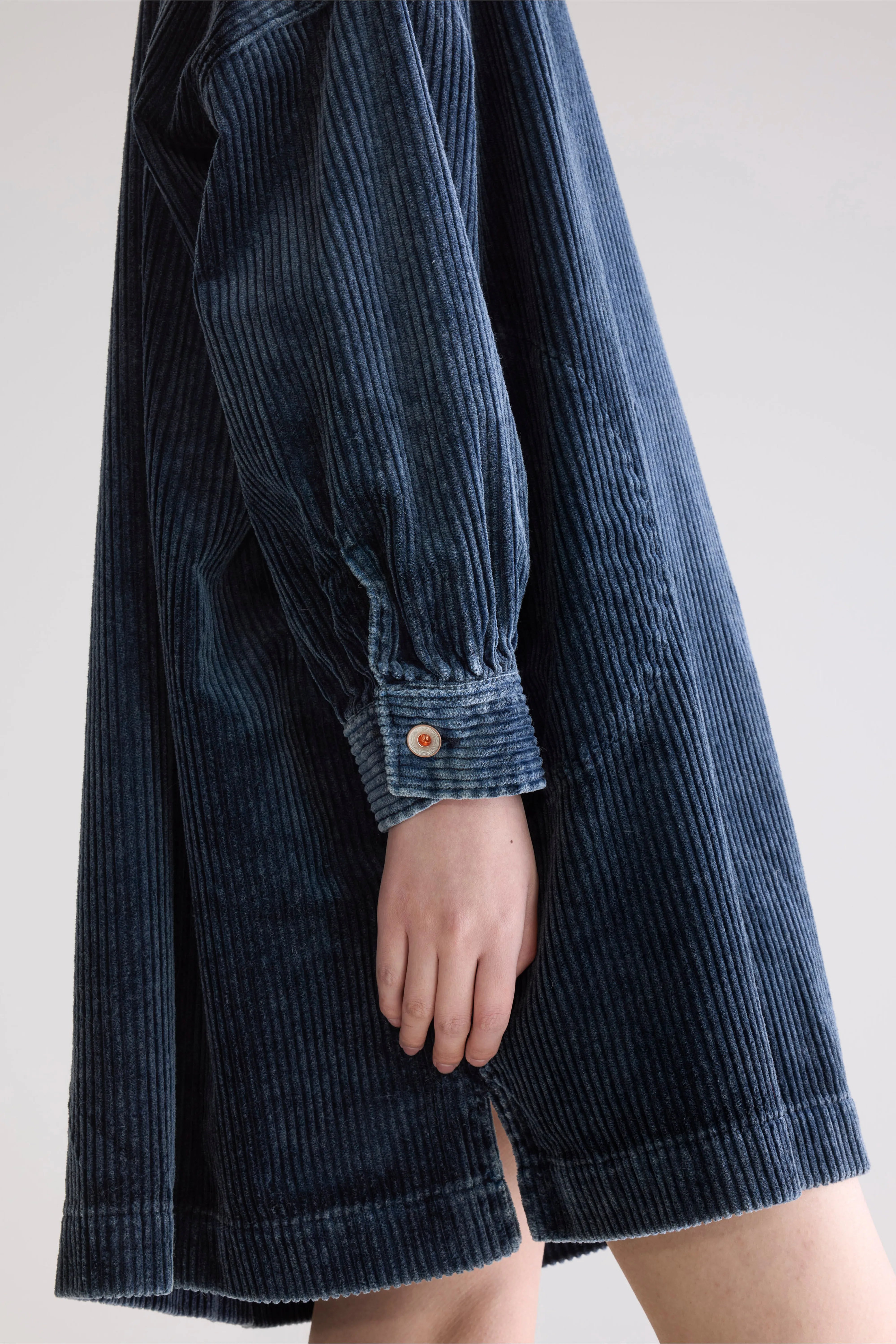 Past wijde corduroy jurk  (252 / W / BLACK BLUE)