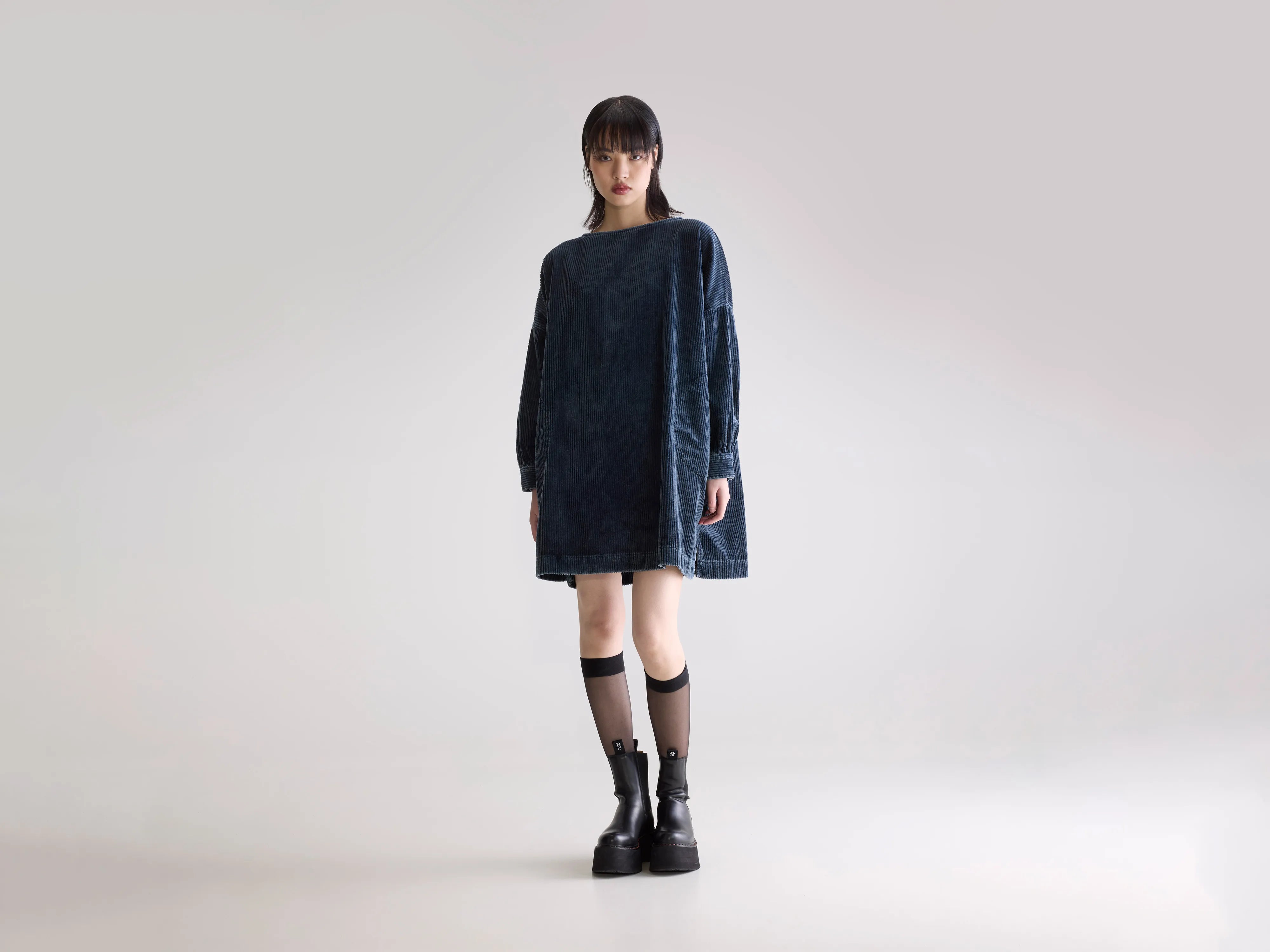 Past wijde corduroy jurk  (252 / W / BLACK BLUE)