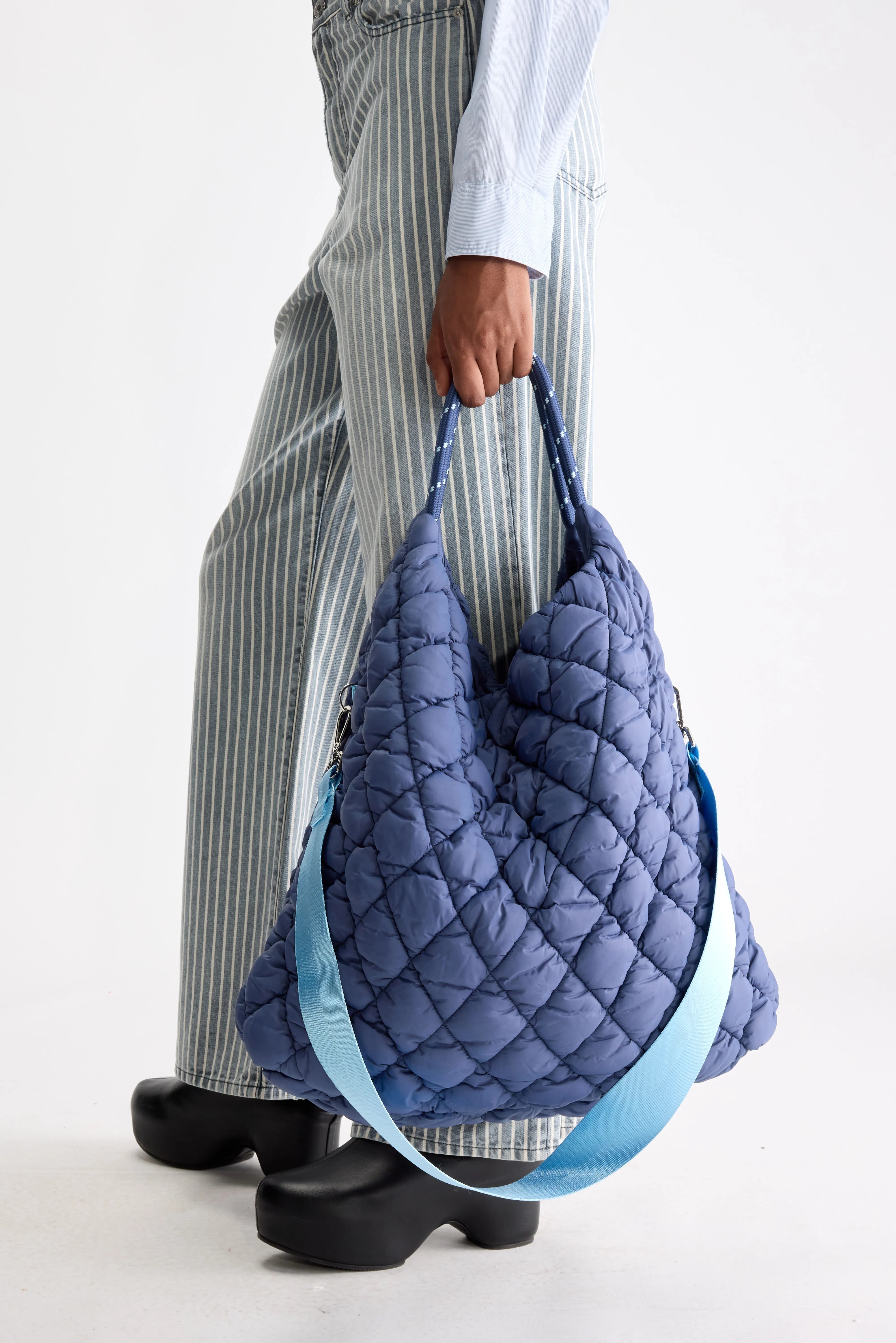 Hela padded shoulder bag (261 / W / STORM)