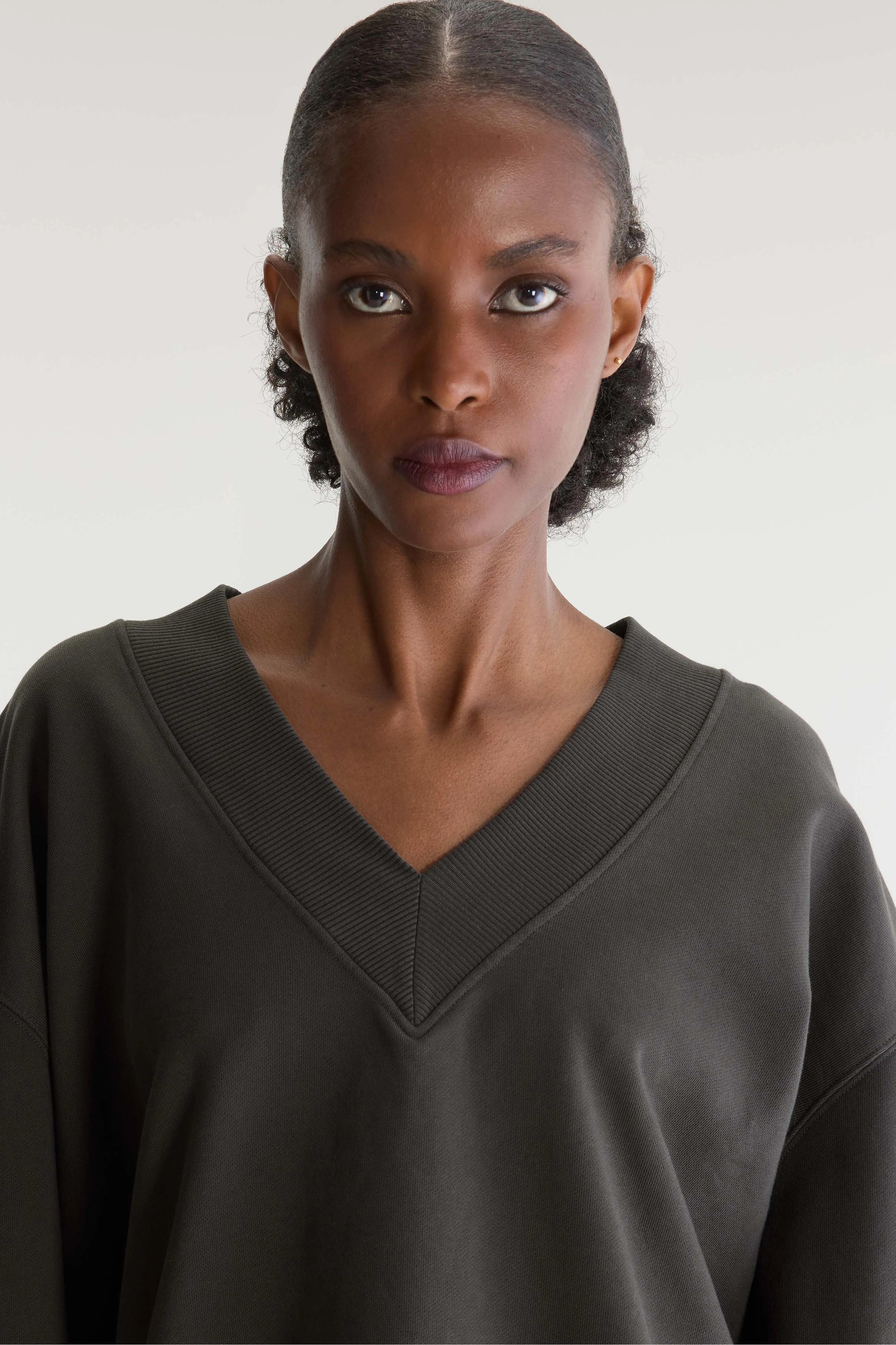 Sula cropped v-neck sweatshirt (262 / W / WAKAME)