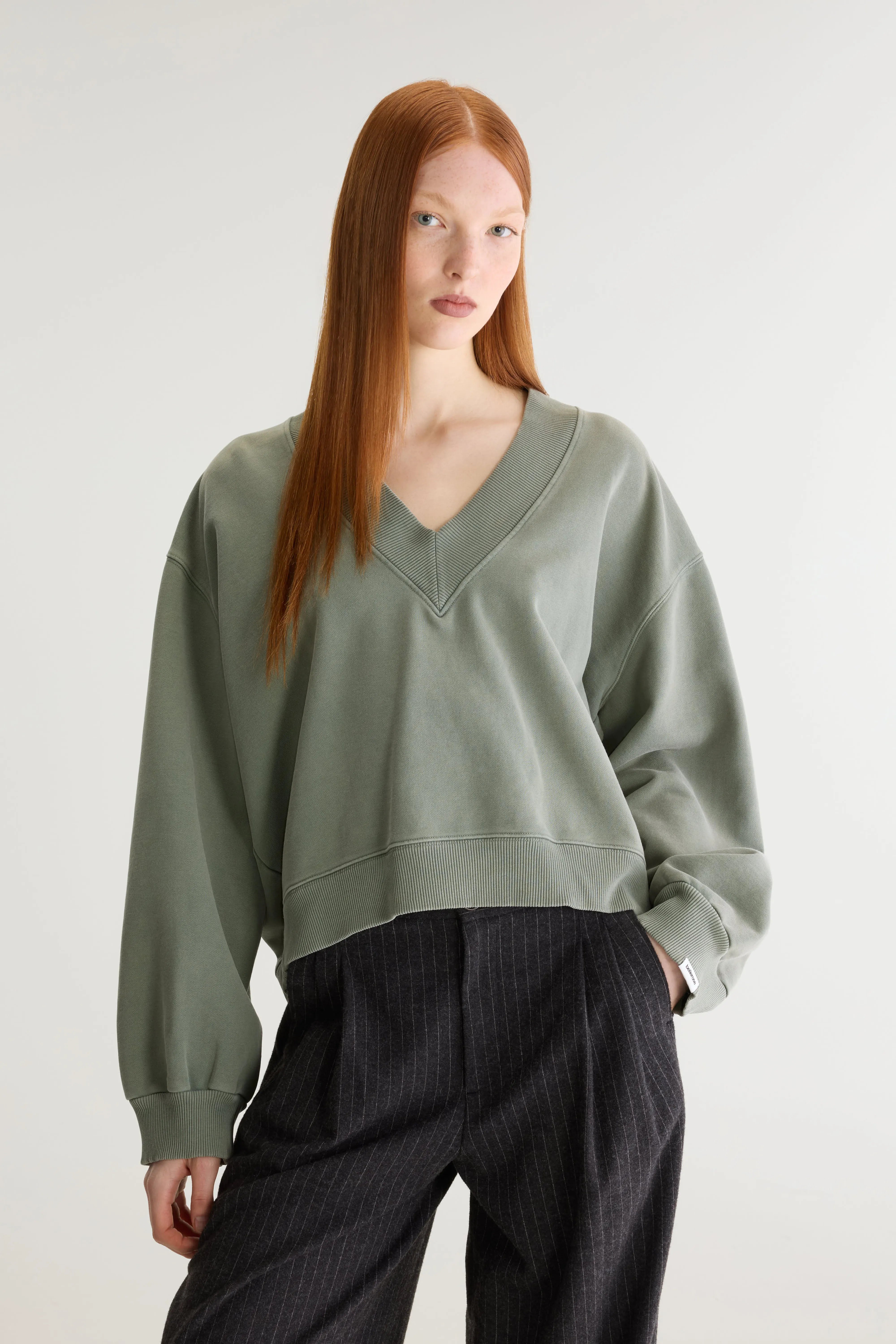 Sula cropped sweatshirt met v-hals (262 / W / THYME)