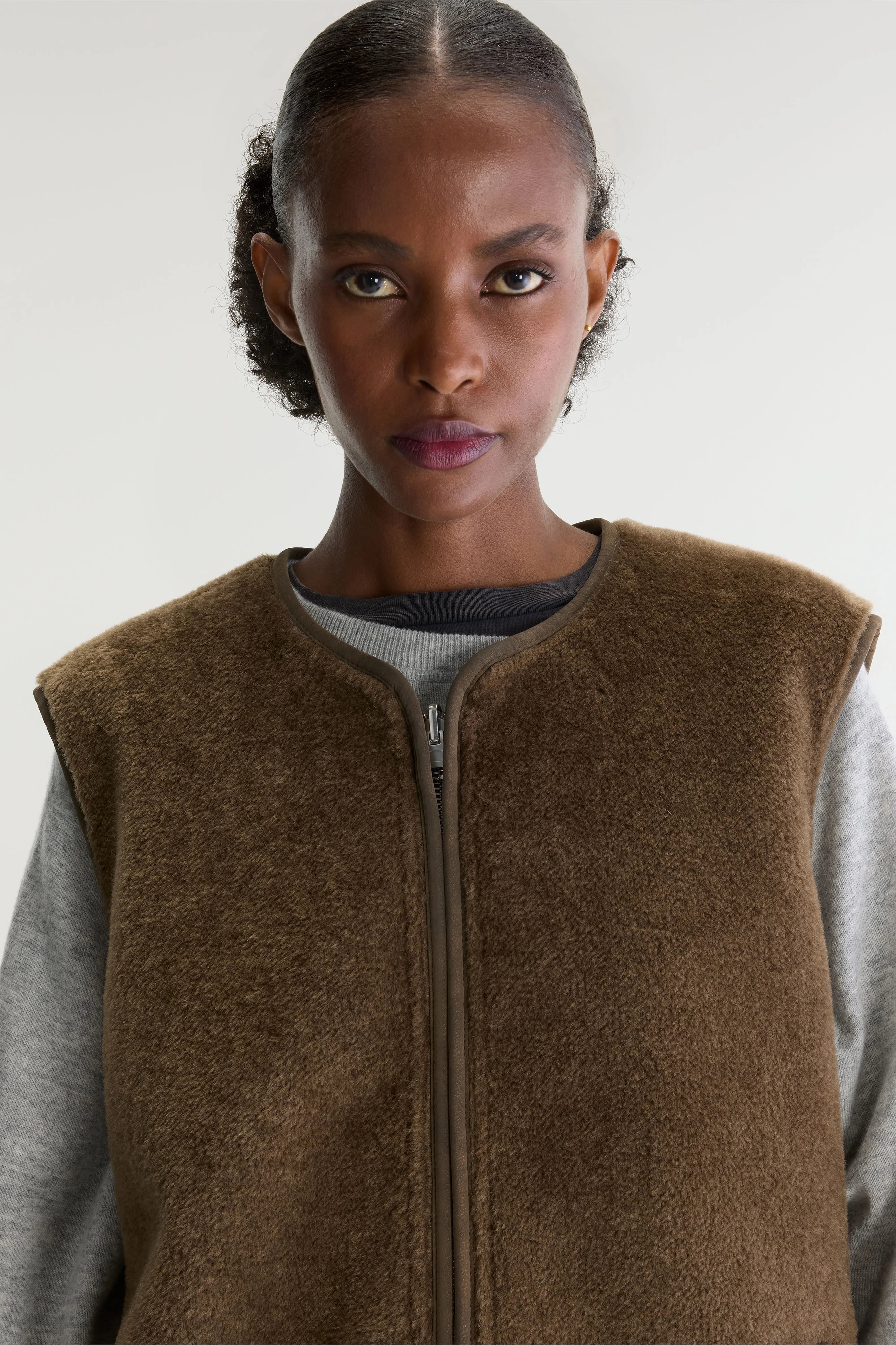 Elinor mouwloos jasje (262 / W / MOCCA)