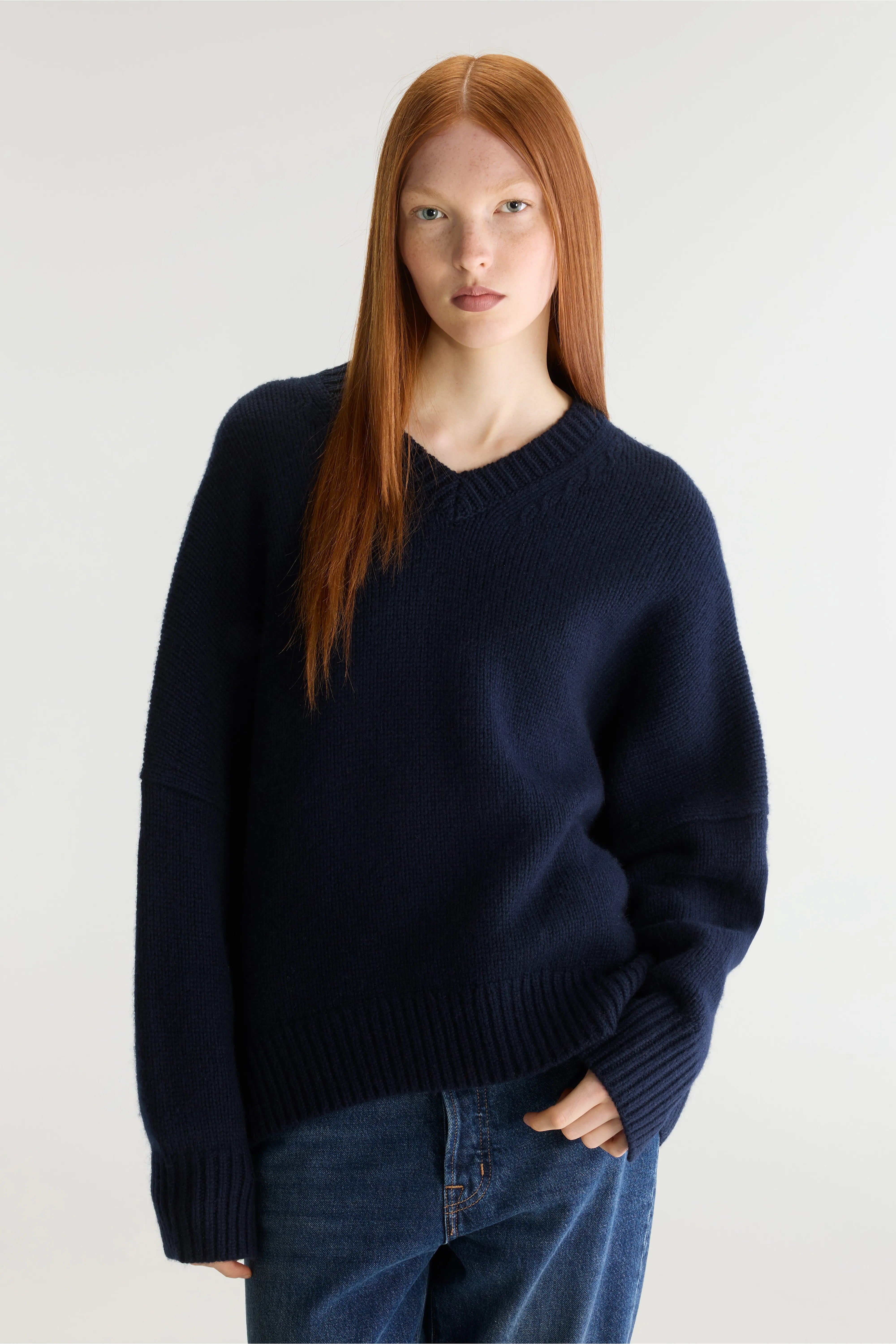 Amevy v-neck sweater (262 / W / NAVY)