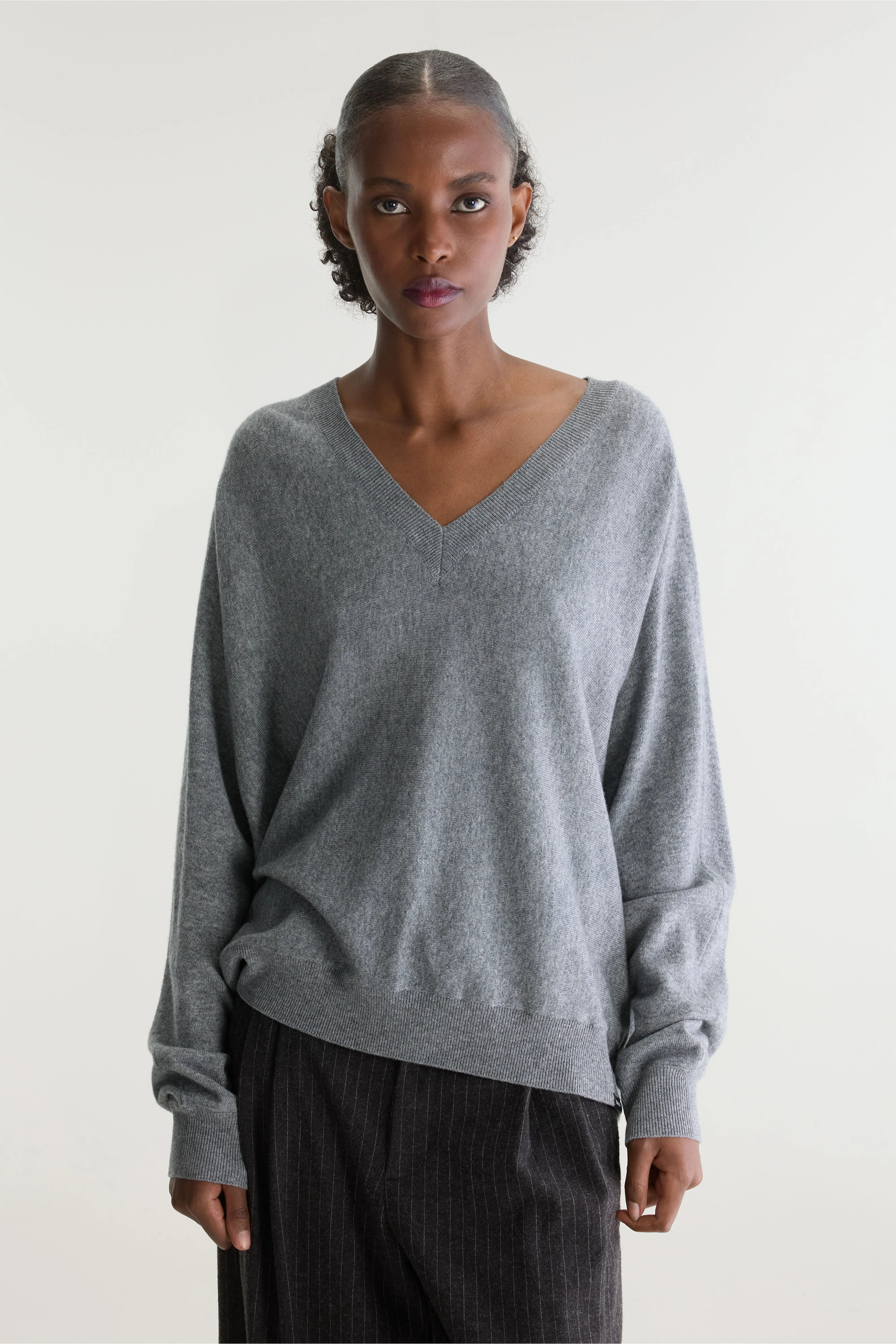 Sonev v-neck sweater (262 / W / GREY MELANGE)