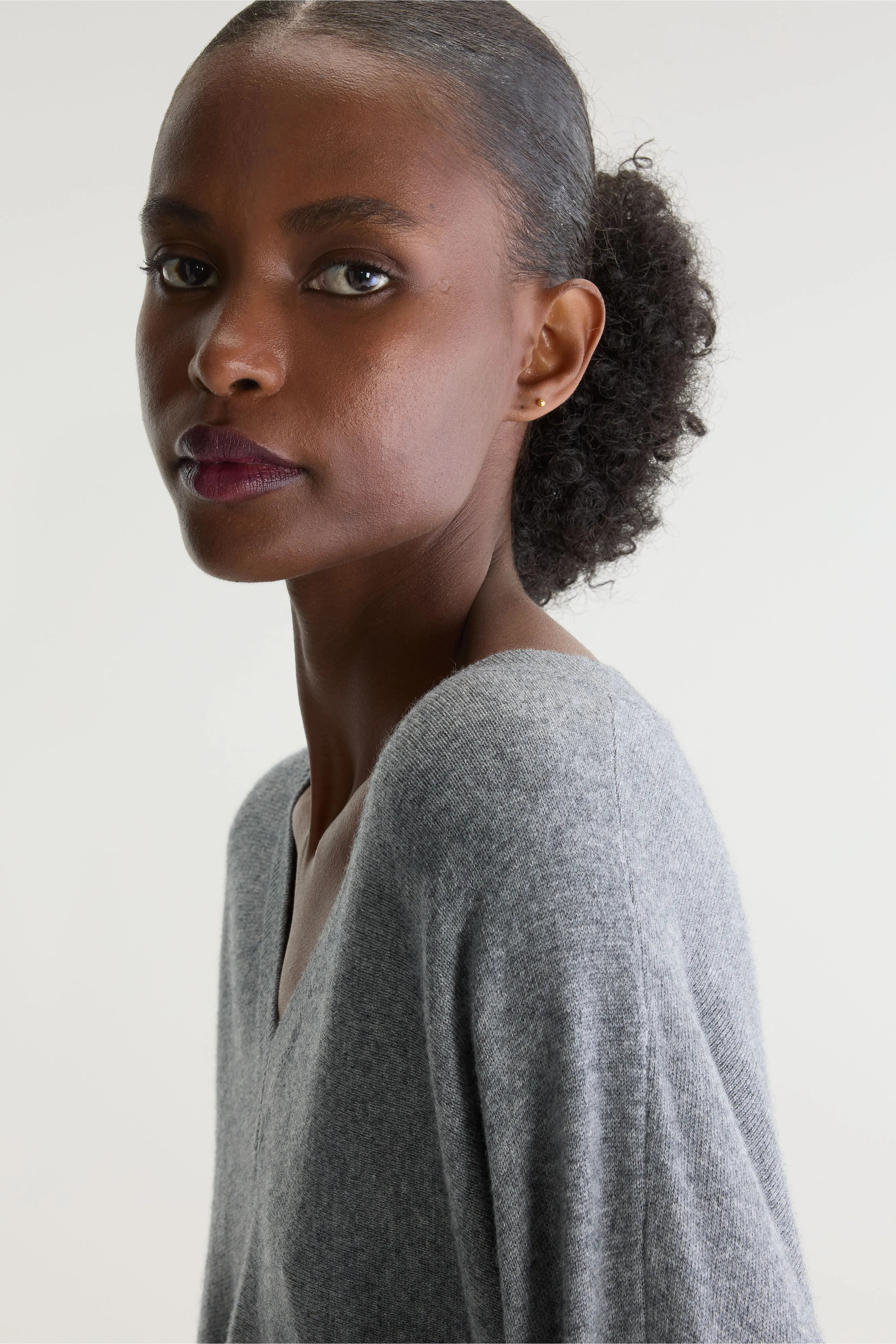 Sonev v-neck sweater (262 / W / GREY MELANGE)