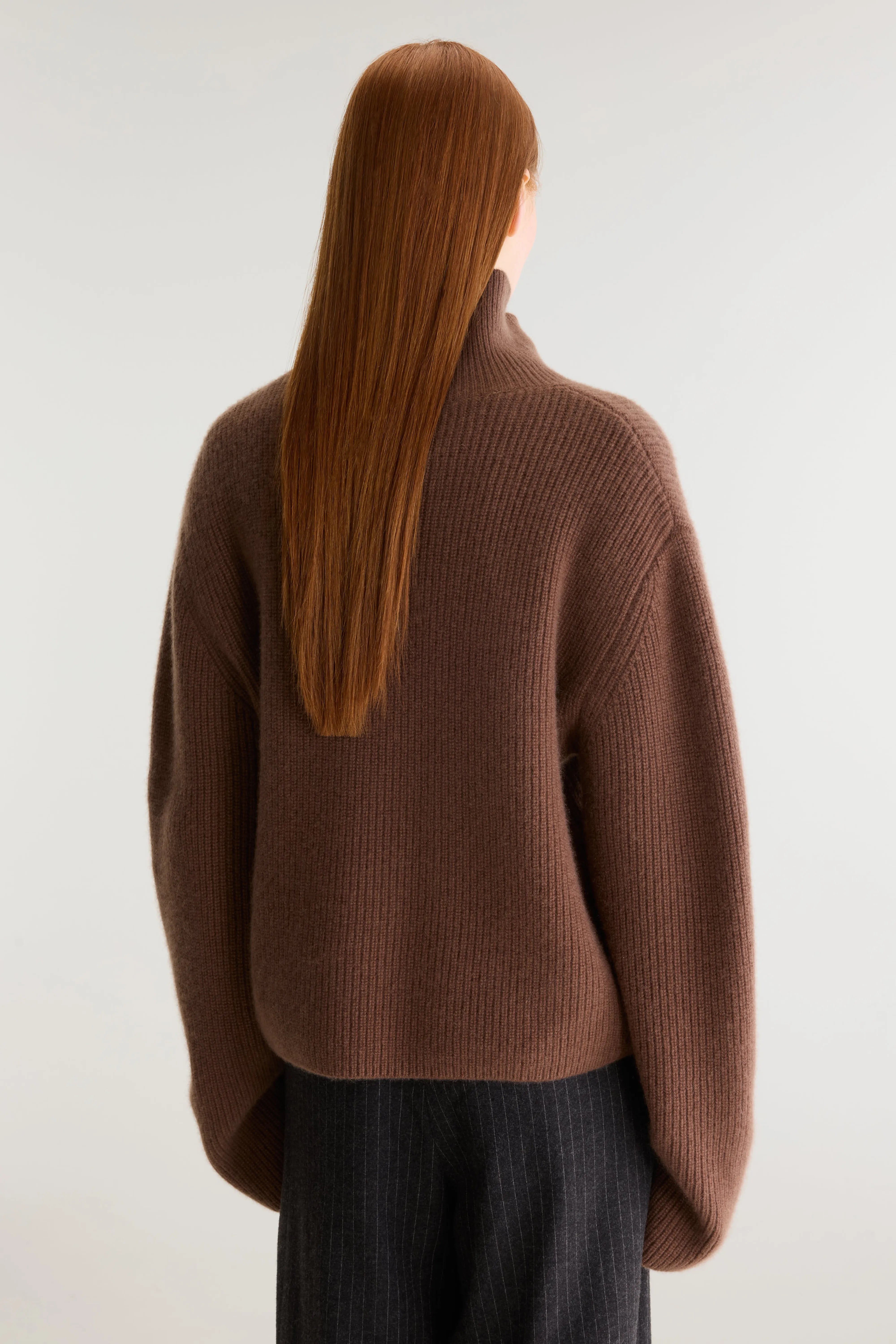 Synin funnel neck cashmere sweater (262 / W / TIRAMISU)