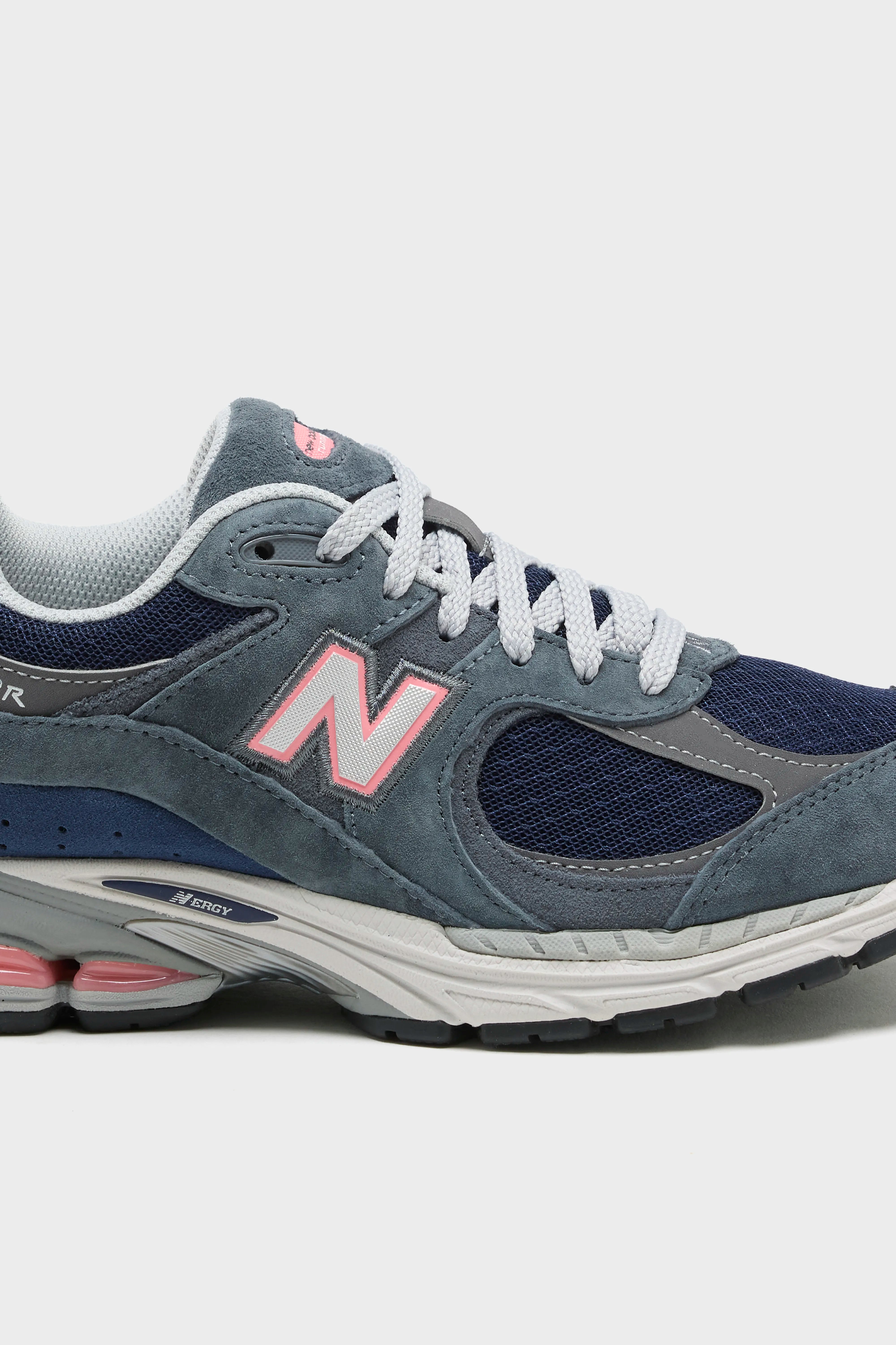 2002R for Women (261 / W / GRAPHITE)