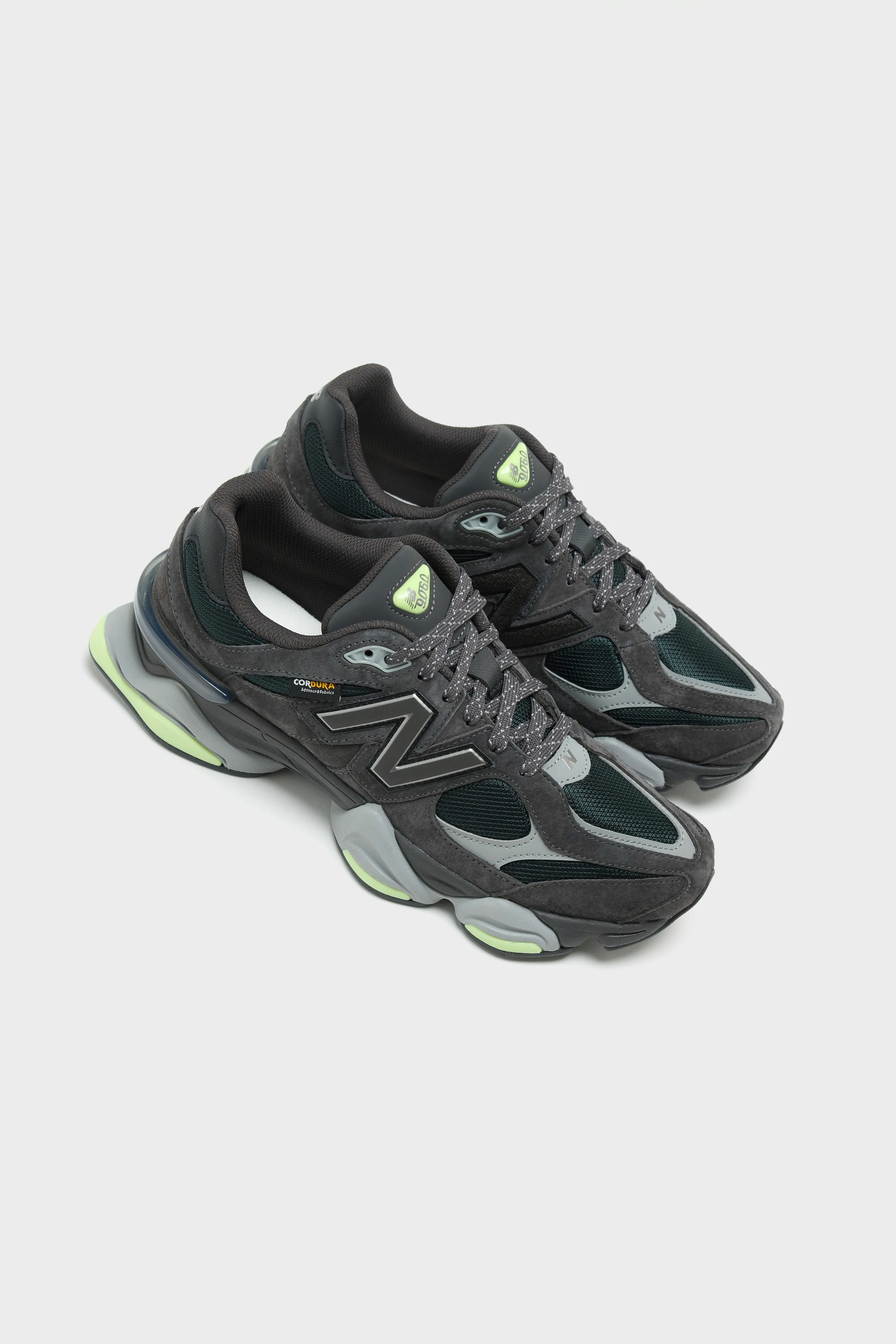 9060 pour Homme (261 / M / CEMENT)