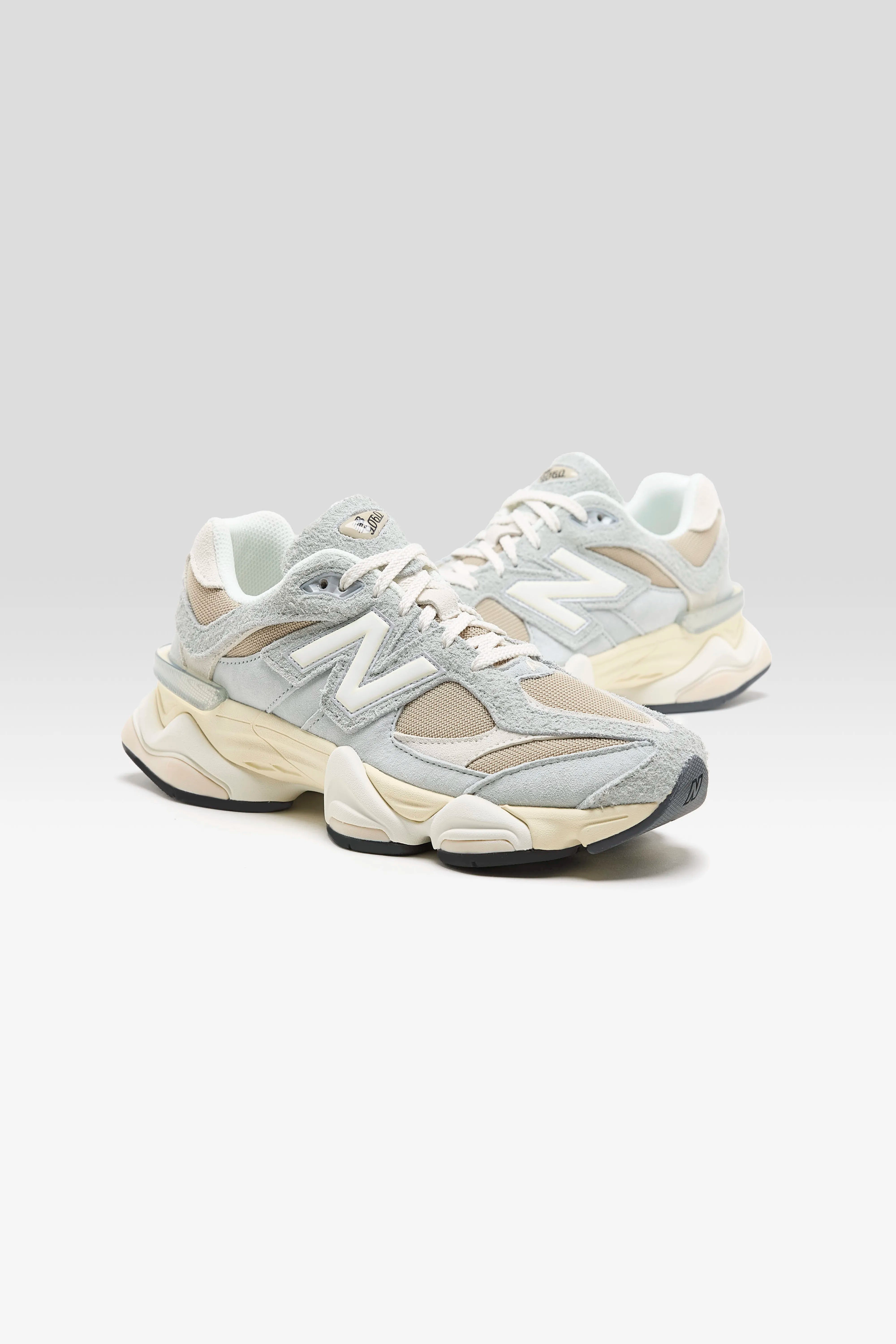 9060 for Men (261 / M / GREY)