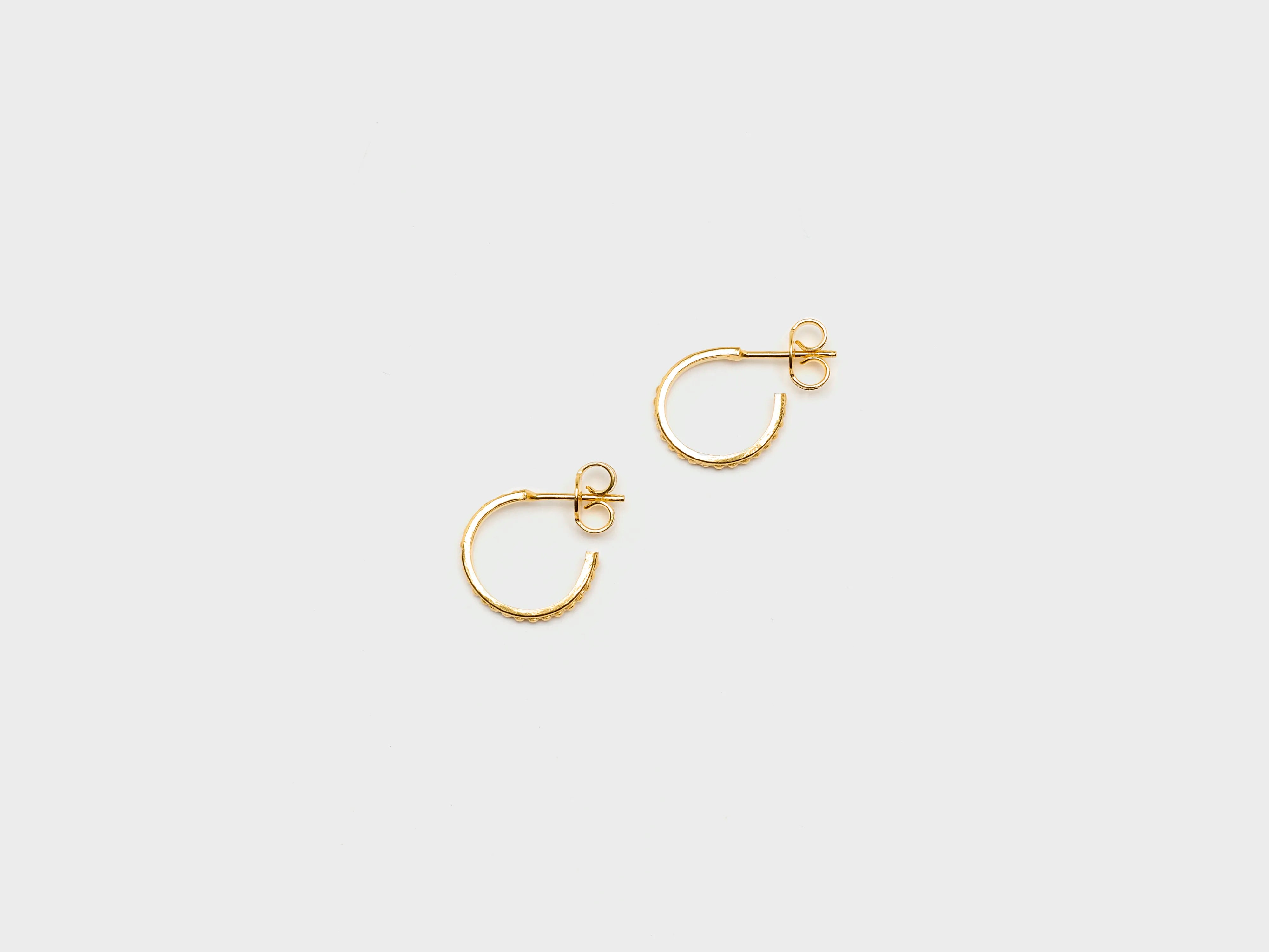 Boucles d'oreilles créoles à pois (261 / W / GOLD)