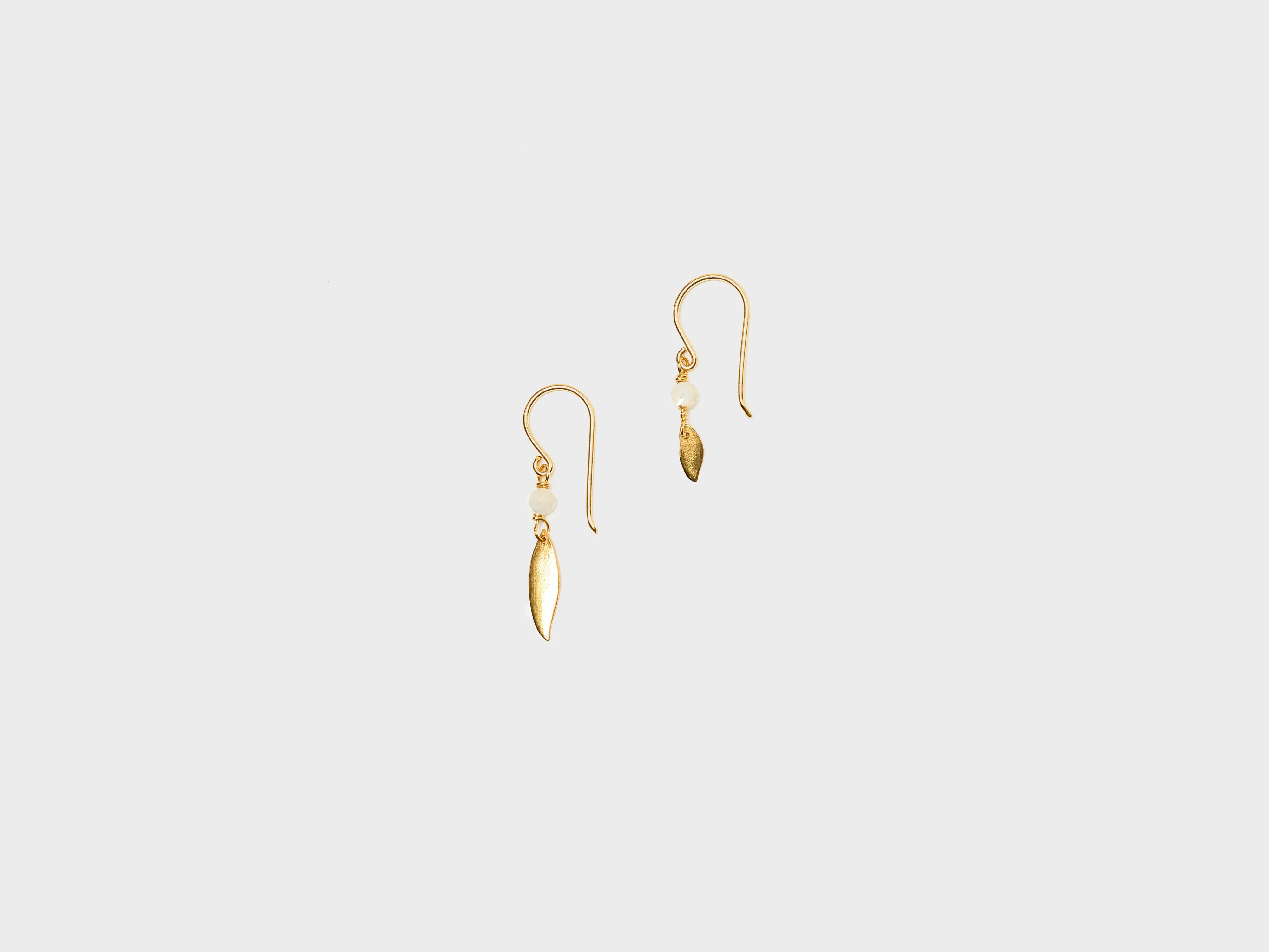 Boucles d'oreilles asymétriques en forme de feuille (261 / W / GOLD)