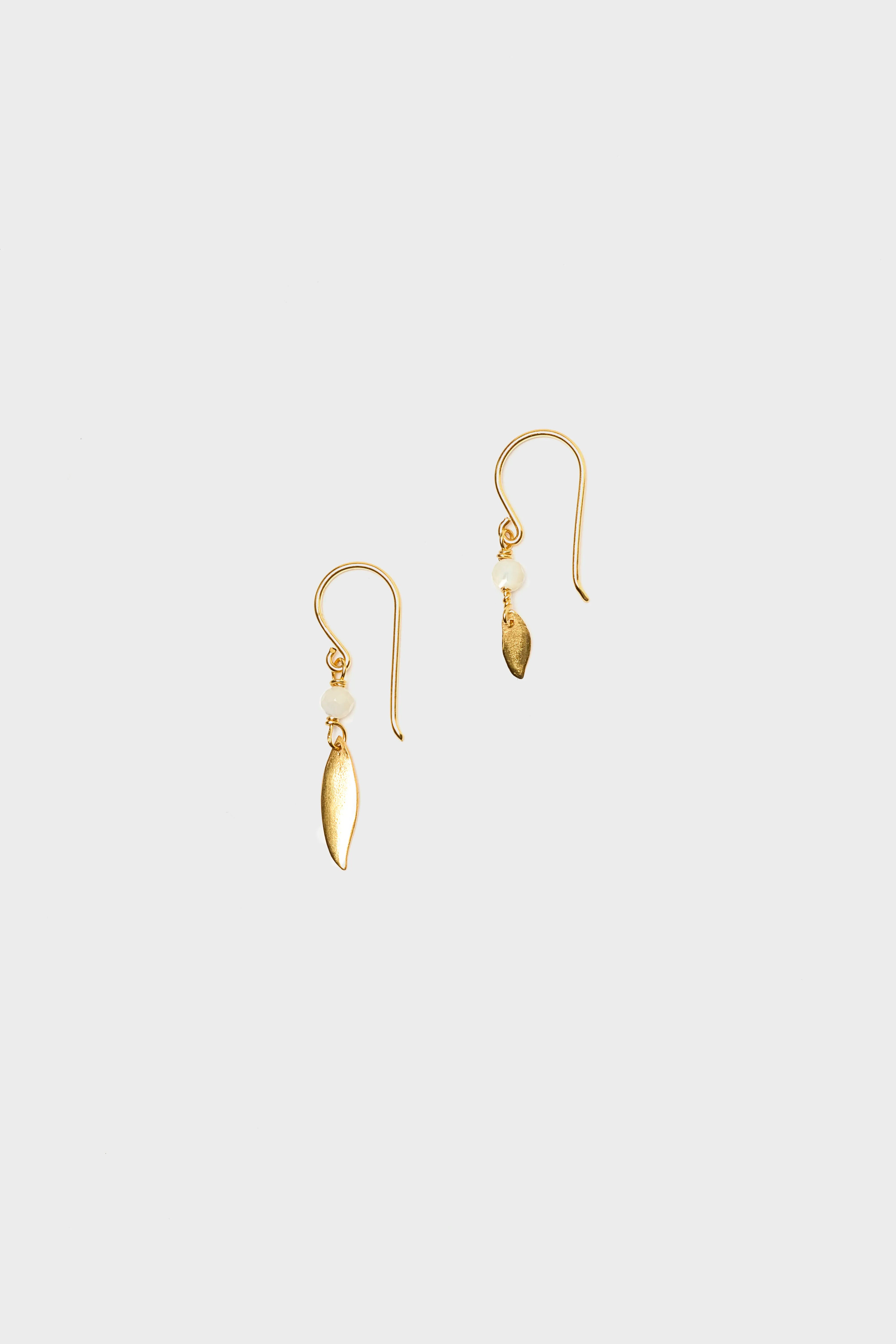 Boucles d'oreilles asymétriques en forme de feuille (261 / W / GOLD)