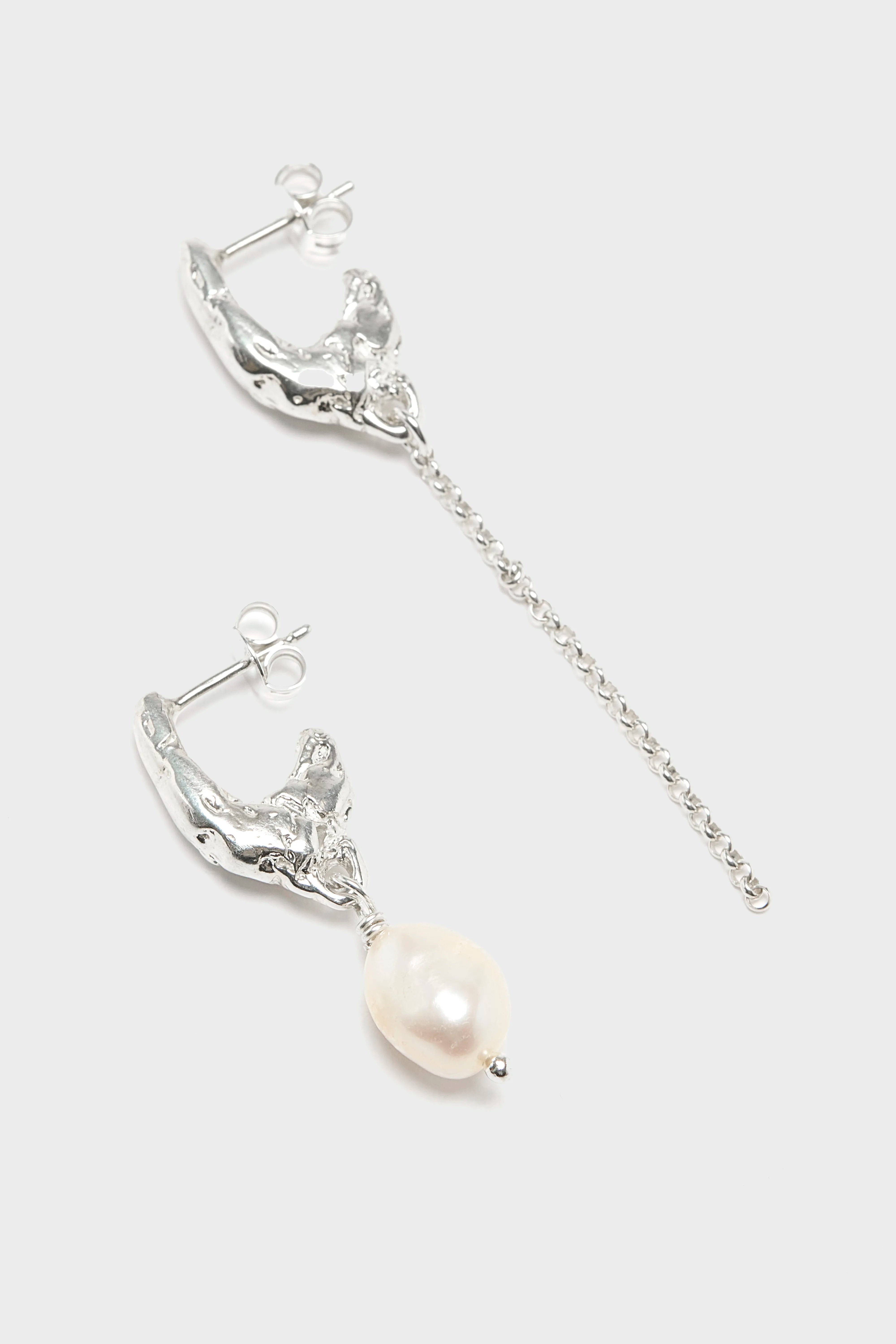 Deo Asymmetric Stud Earrings (261 / W / SILVER)