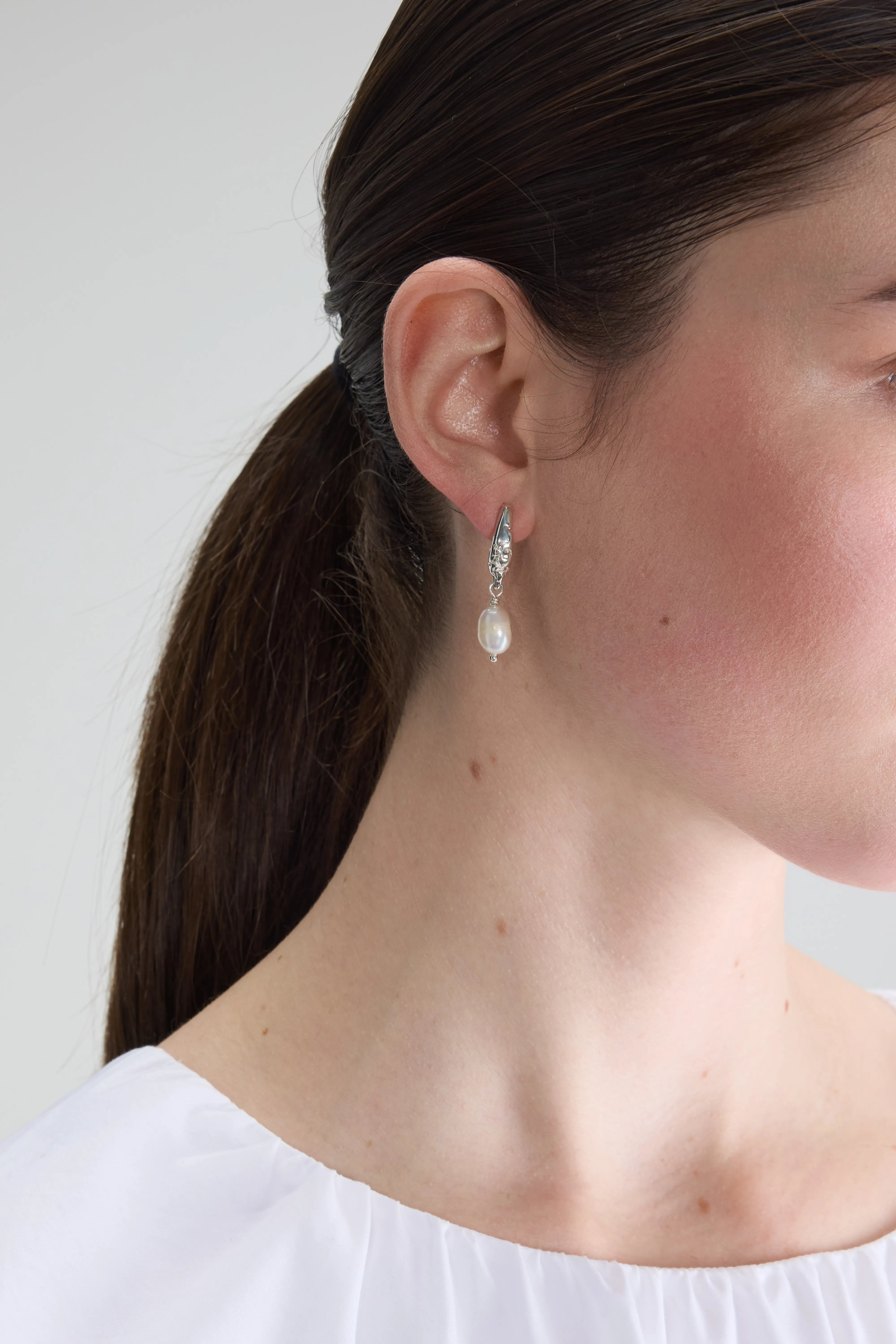 Deo Asymmetric Stud Earrings (261 / W / SILVER)