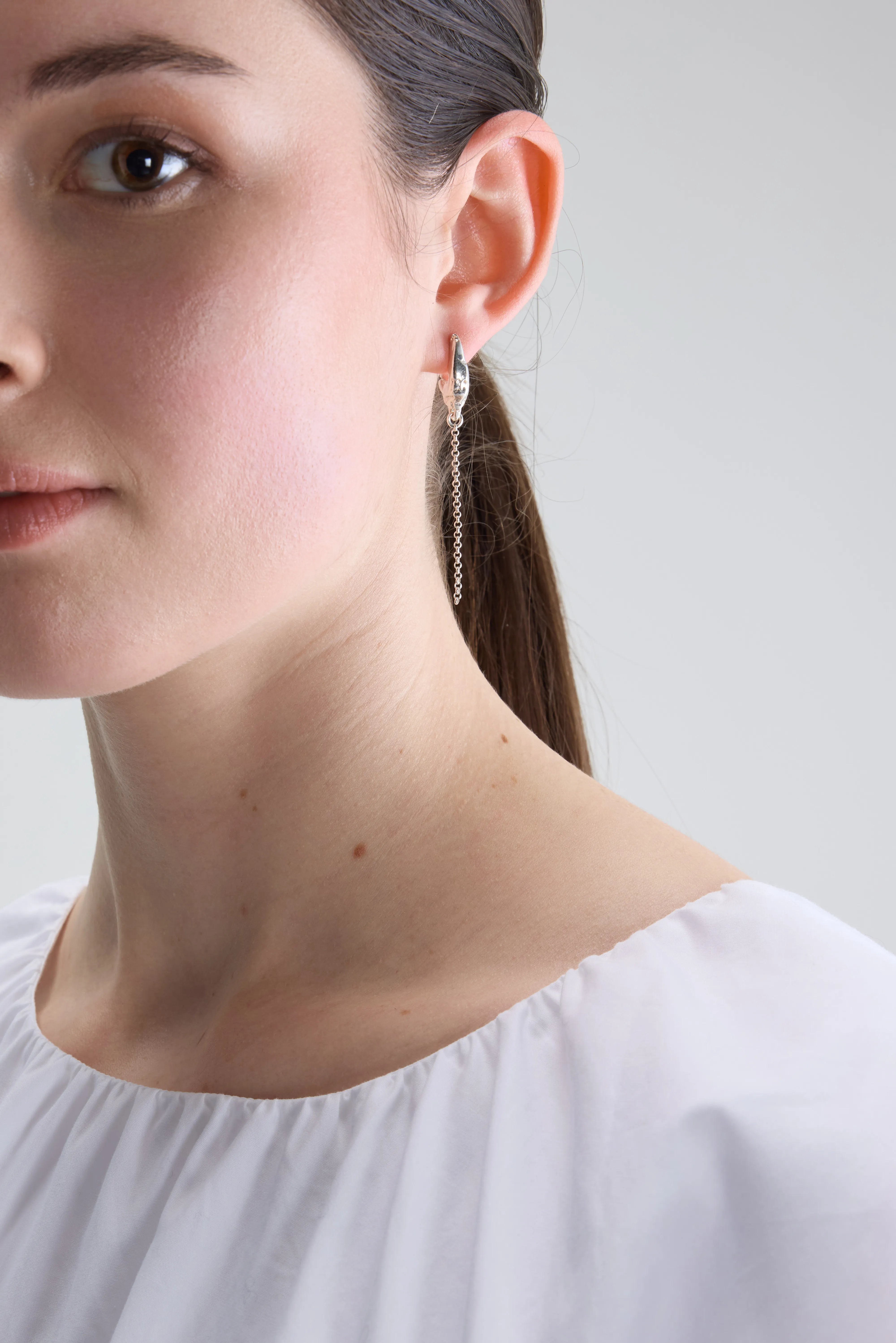 Deo Asymmetric Stud Earrings (261 / W / SILVER)