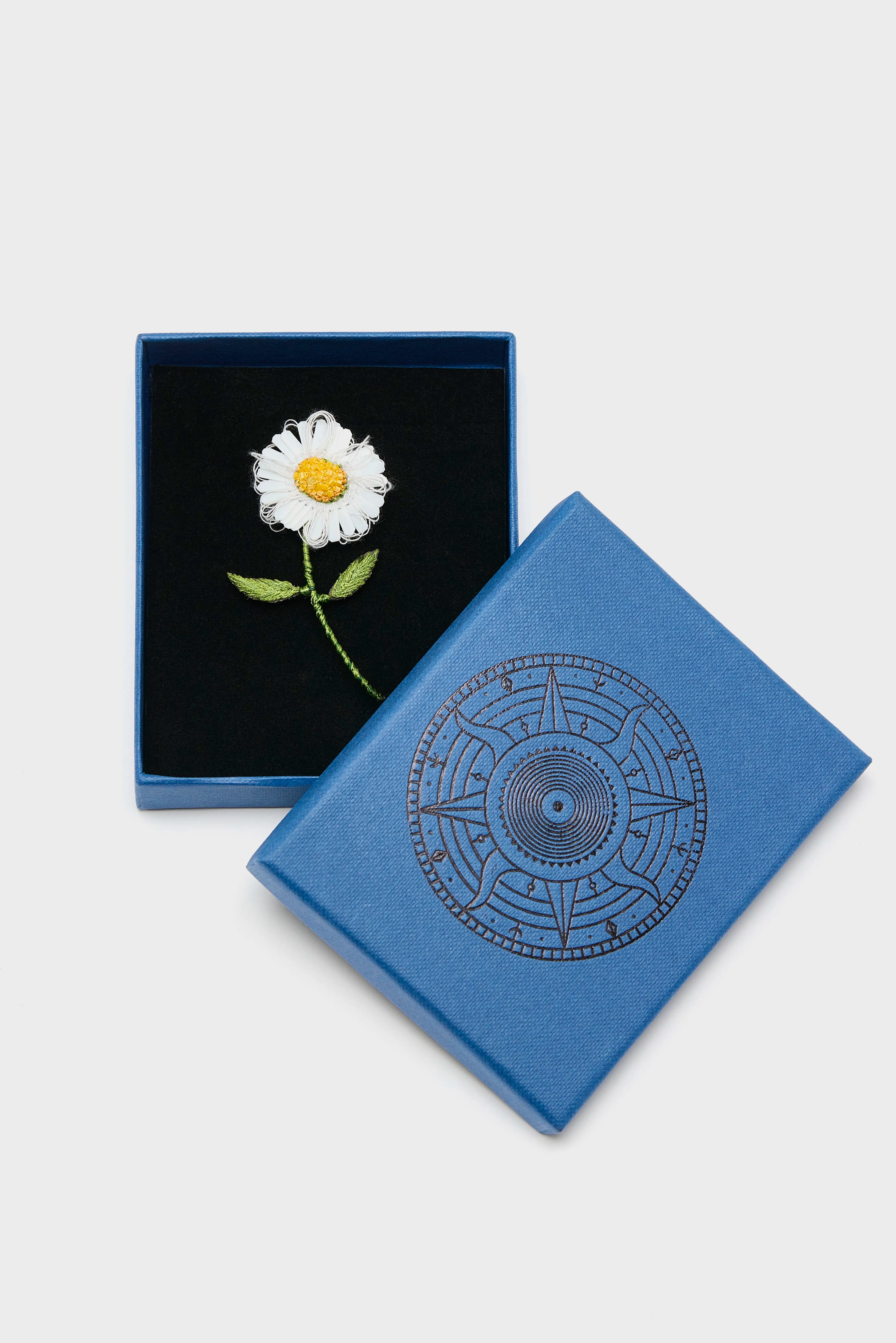 White Daisy Brooch Pin (261 / W / WHITE)