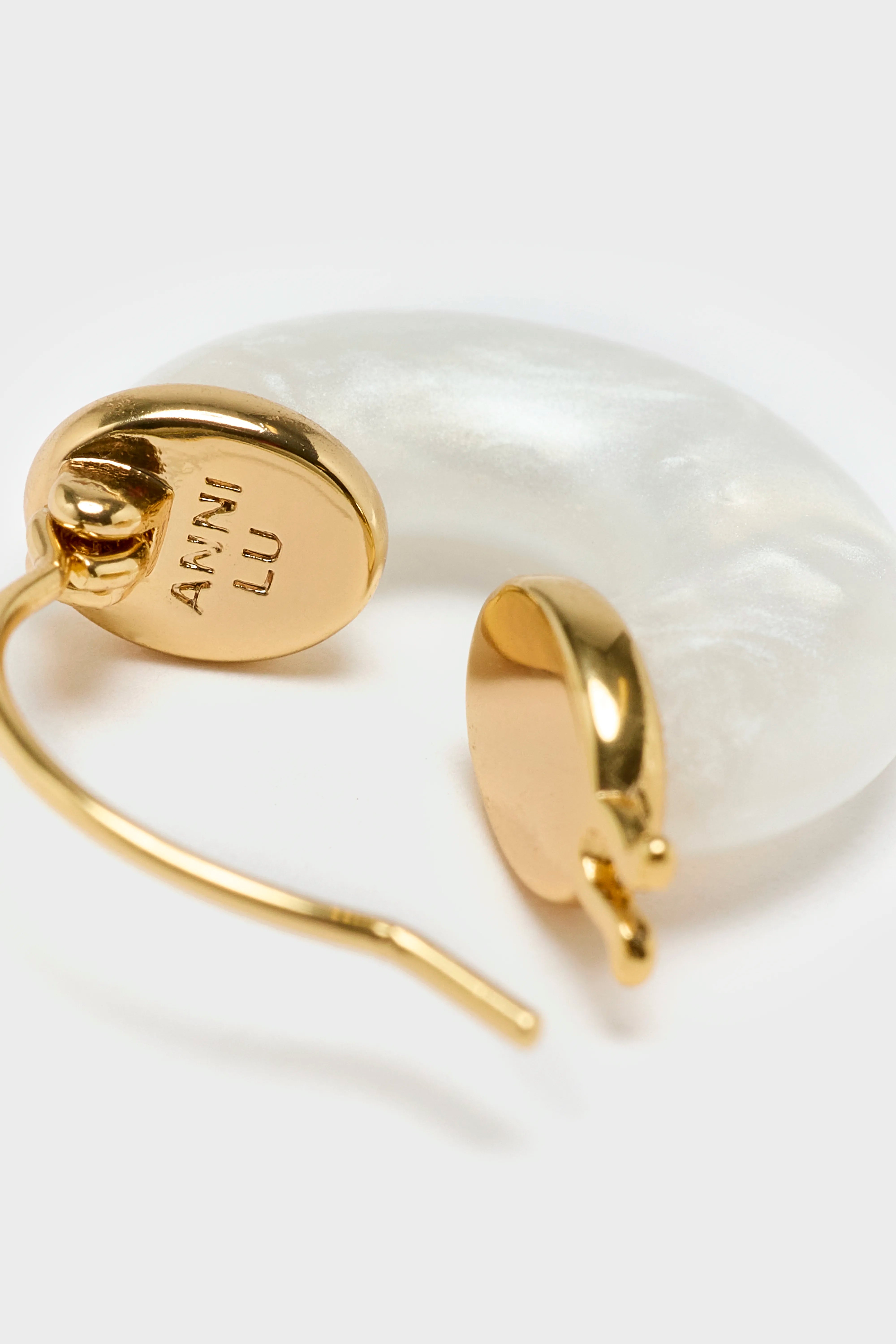 Petit White Swell Hoop Earrings  (251 / W / GOLD)