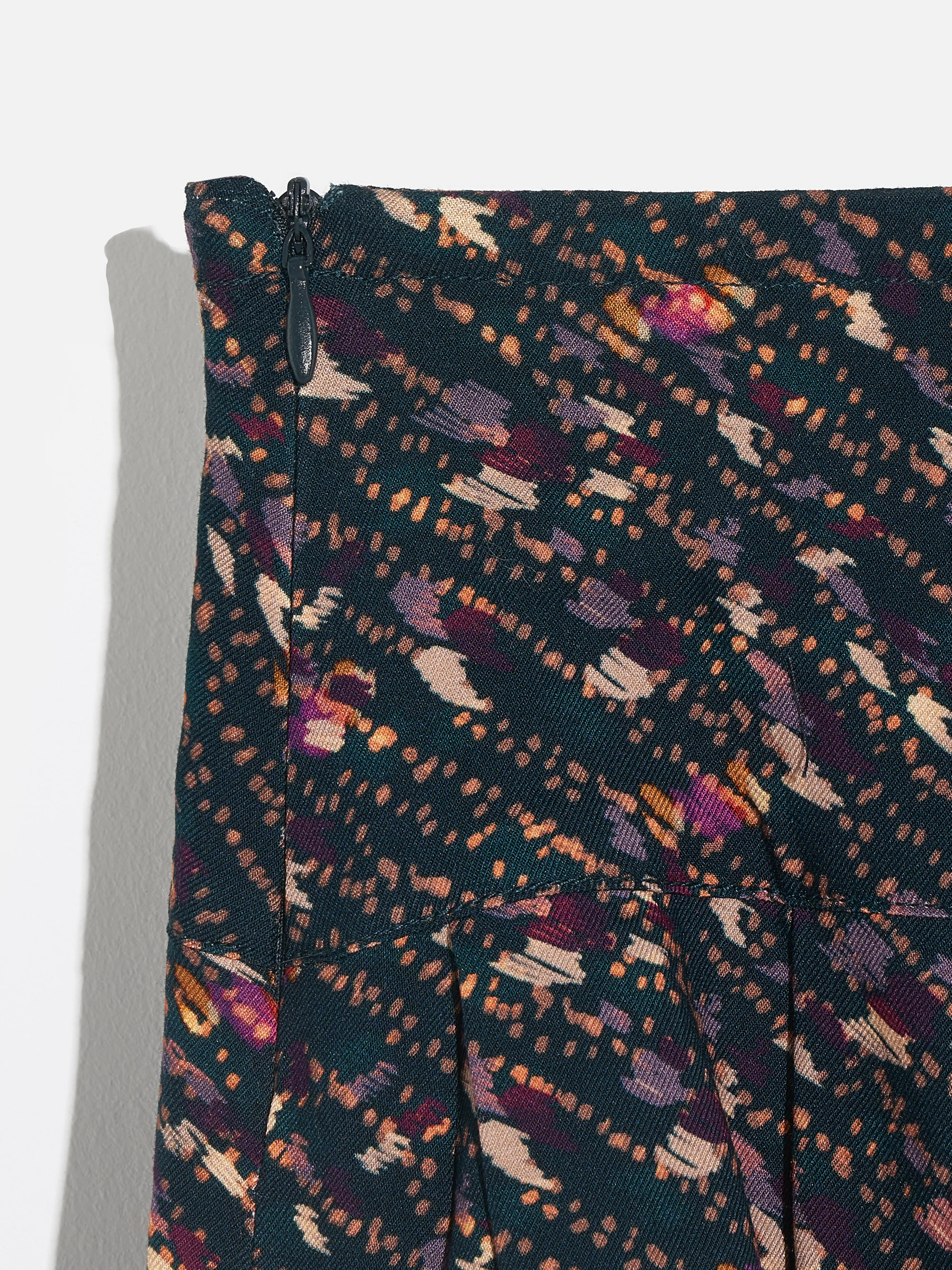 Aka Skirt (232 / G / DISPLAY B)