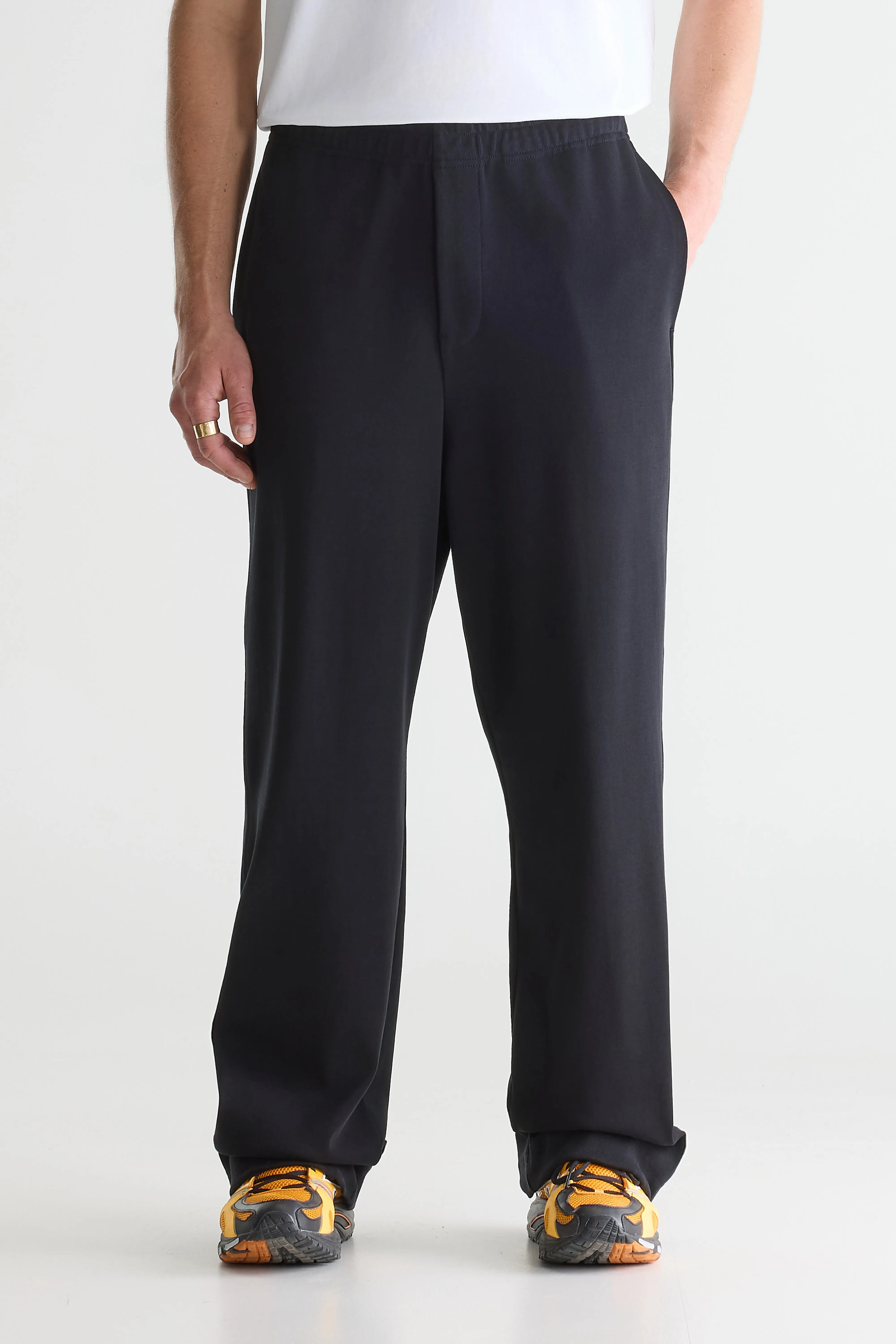 Flown Wide Jogging Pants - Black For Men | Bellerose