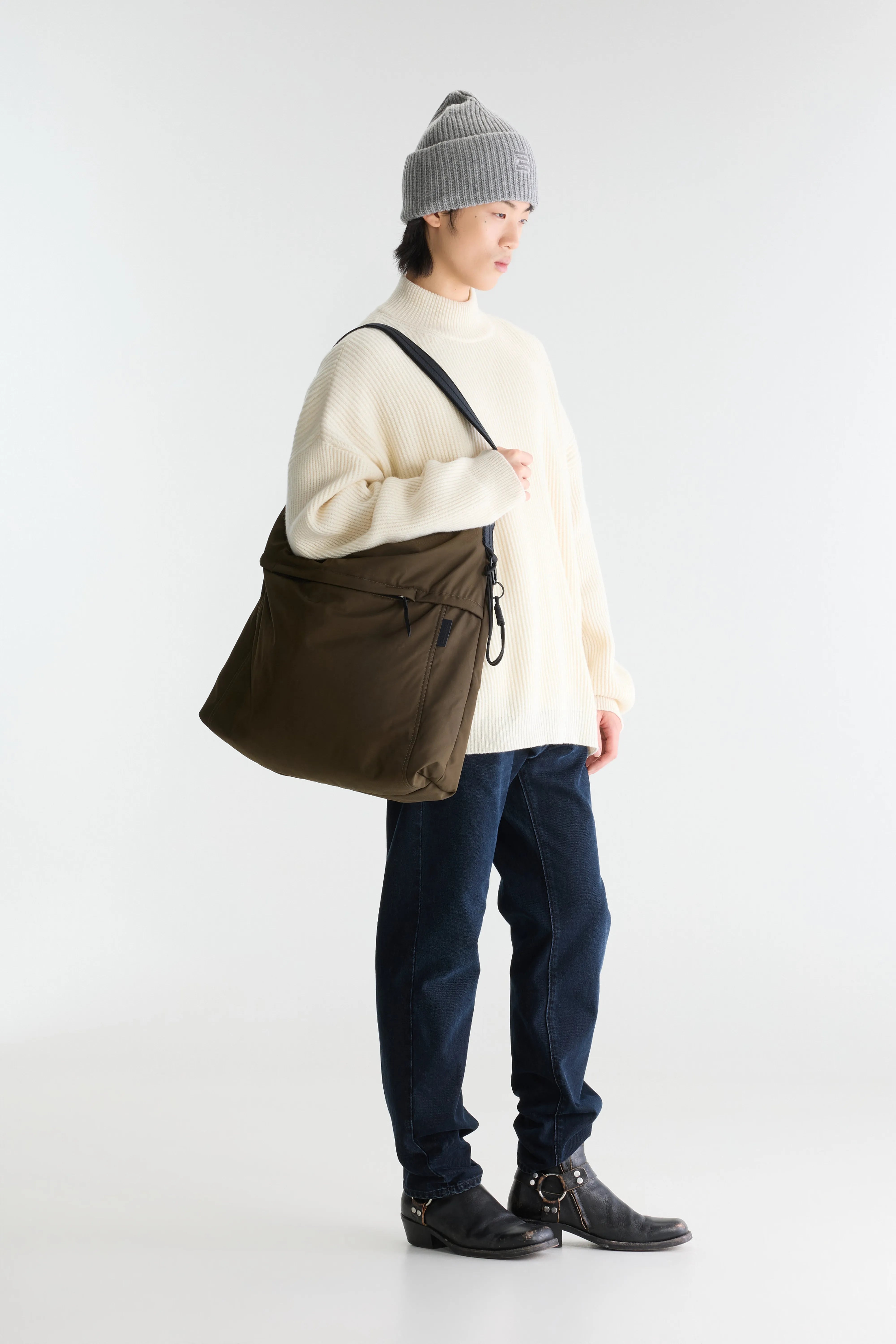Hendem shoulder bag (262 / M / CARBONE)