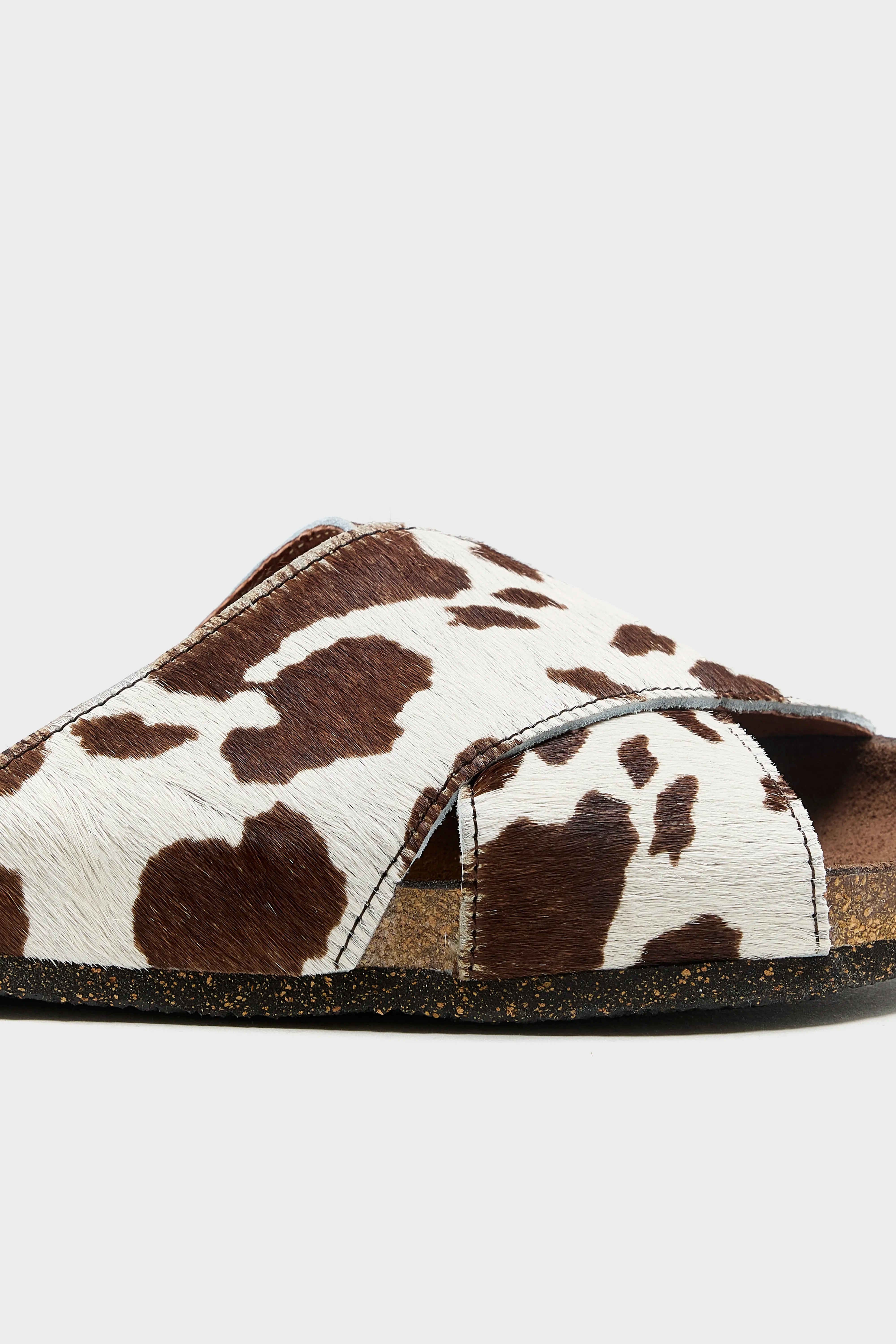 Kruisbandsandalen van ponyhaar met koeienprint (261 / W / BROWN)