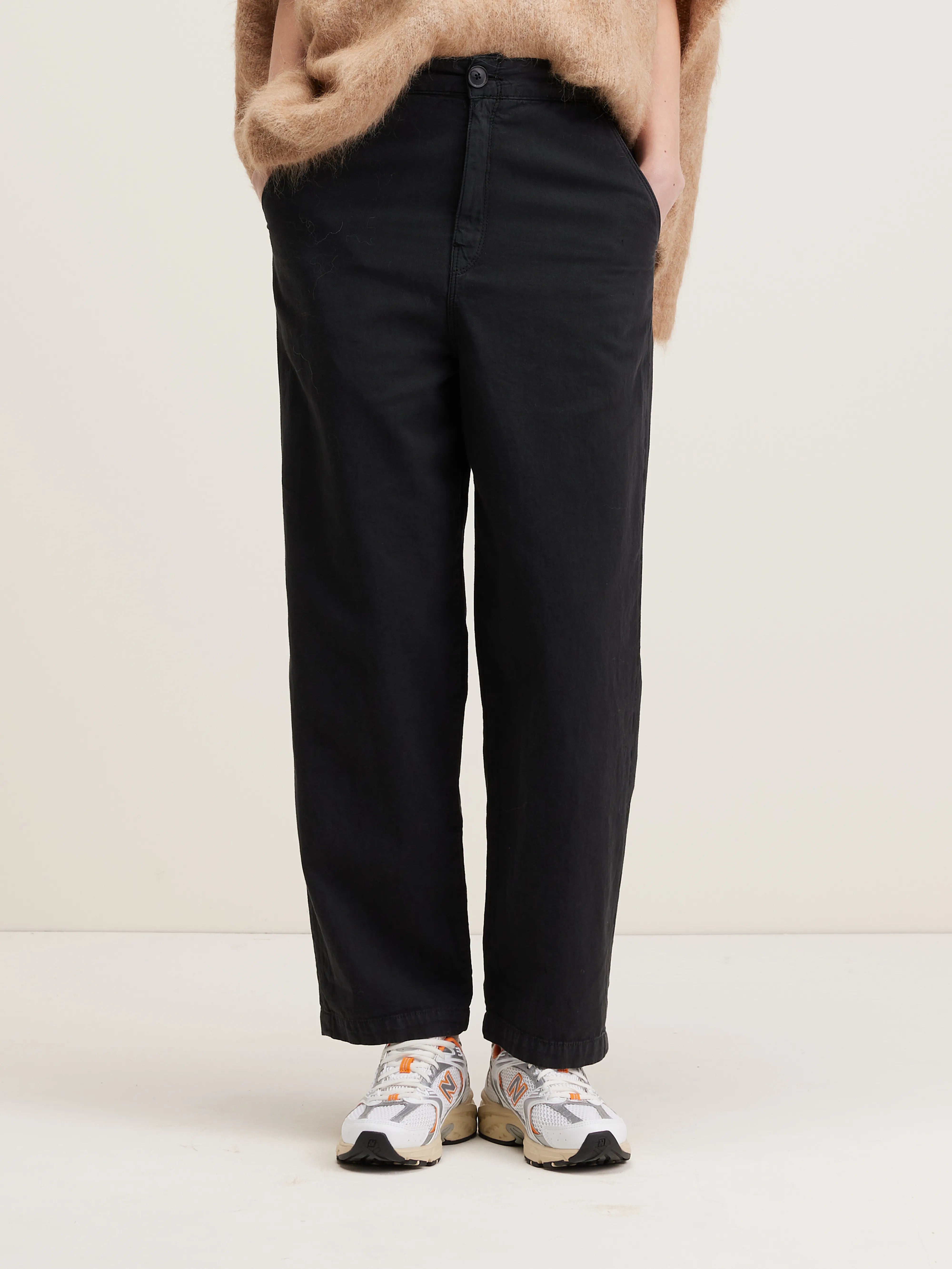 Pasop relaxed trousers (242 / W / OFF BLACK)