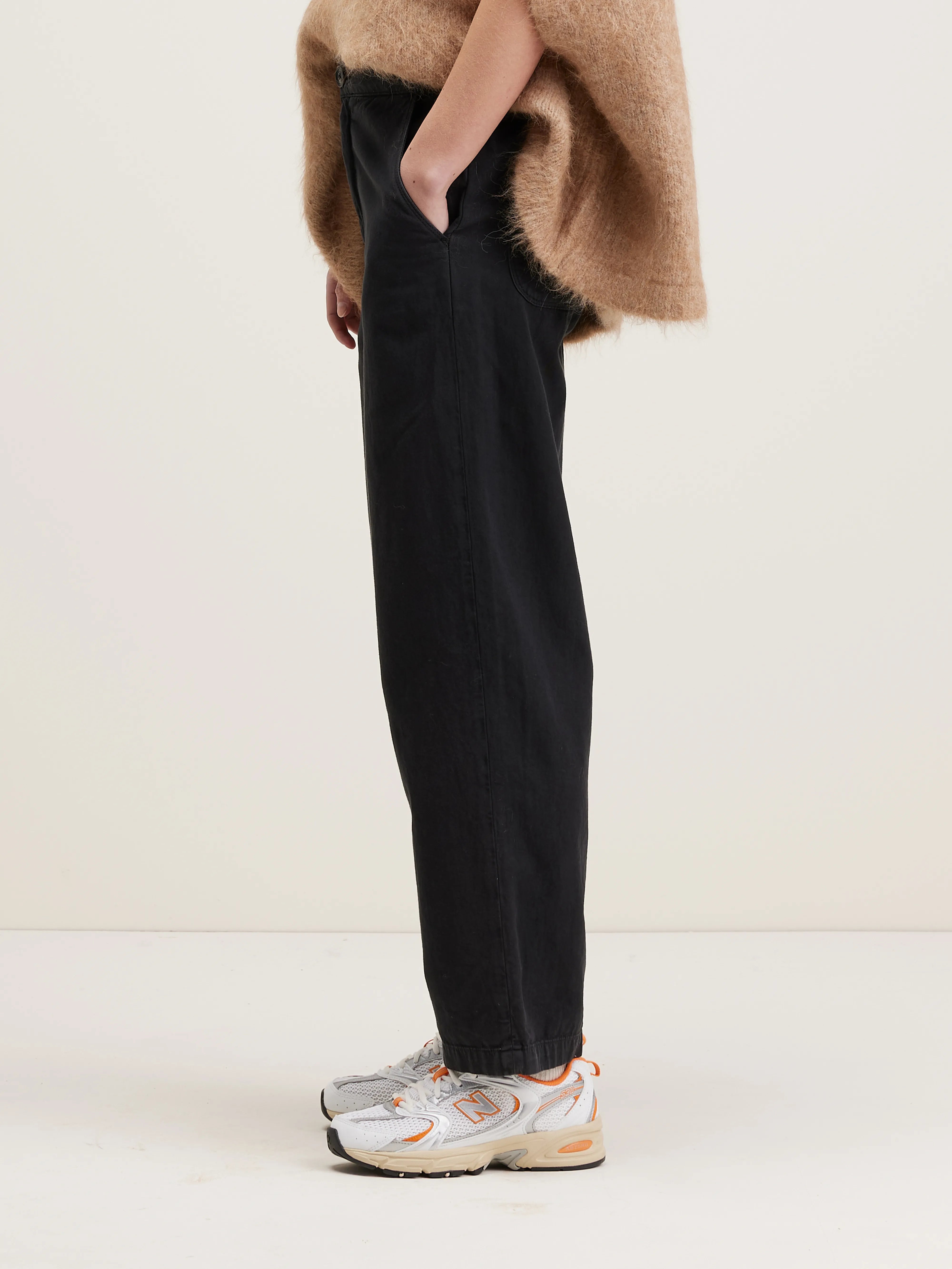 Pasop relaxed trousers (242 / W / OFF BLACK)