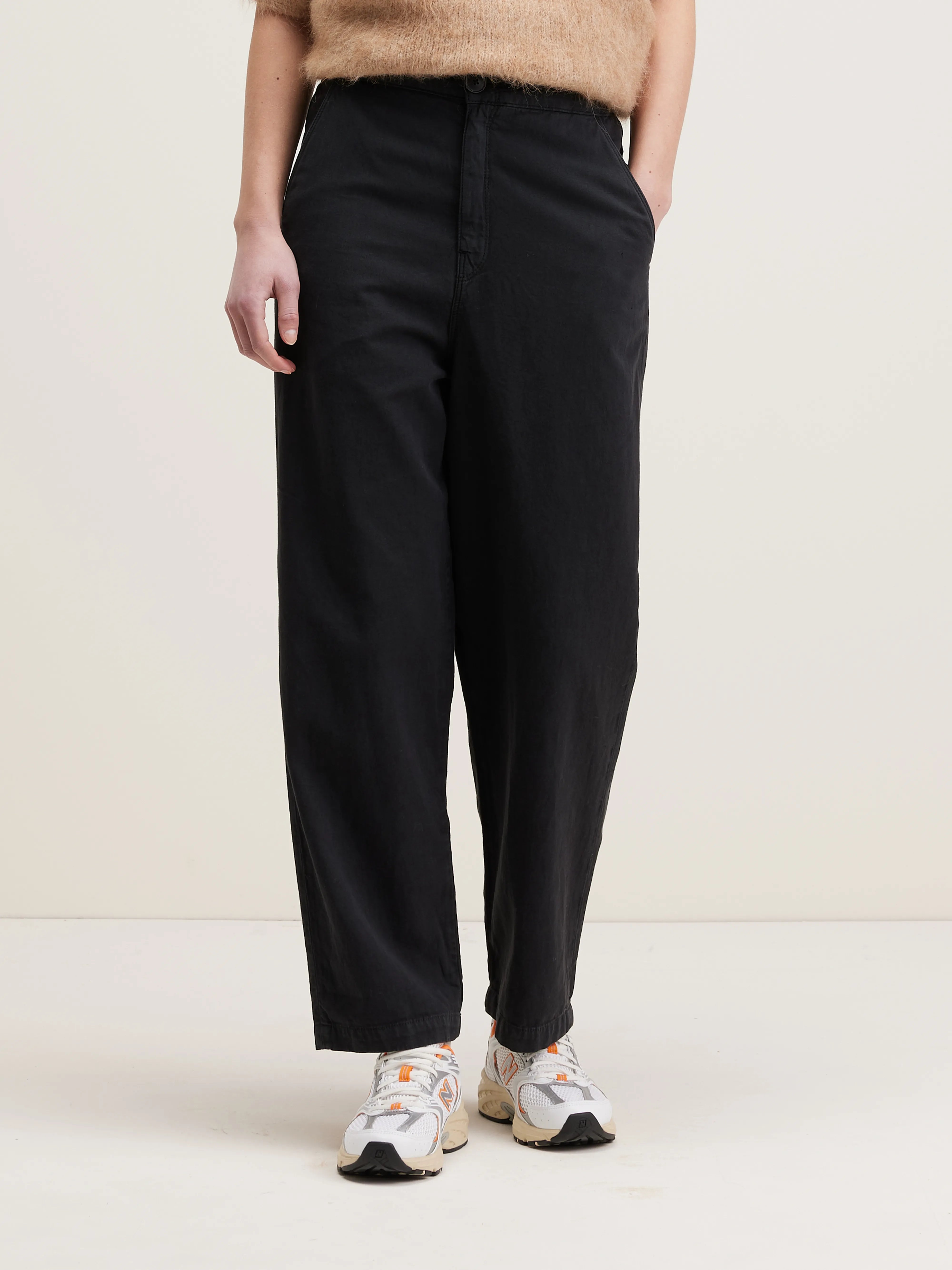 Pasop relaxed trousers (242 / W / OFF BLACK)