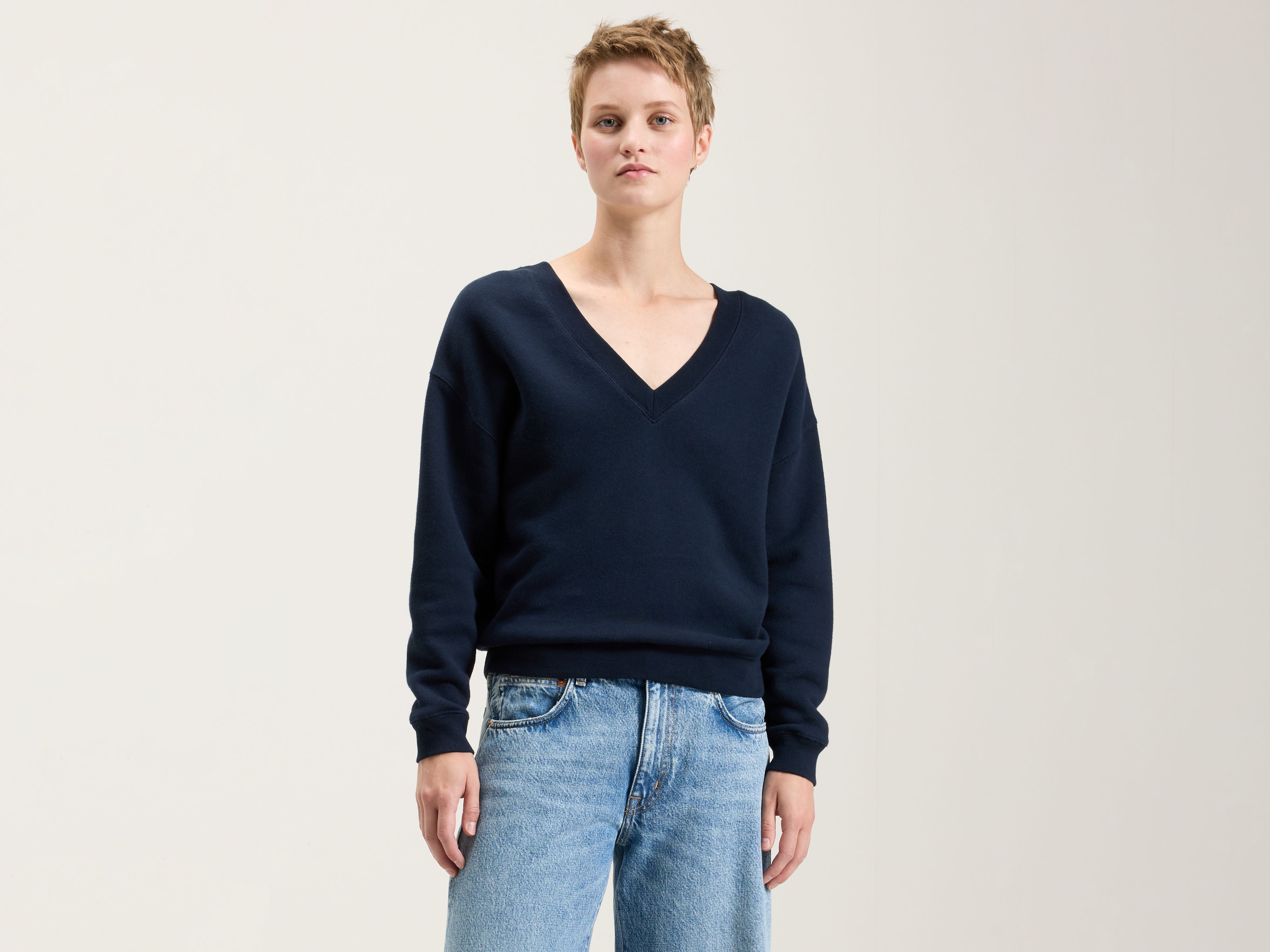 Fellow v-neck sweatshirt (242 / W / NAVY)