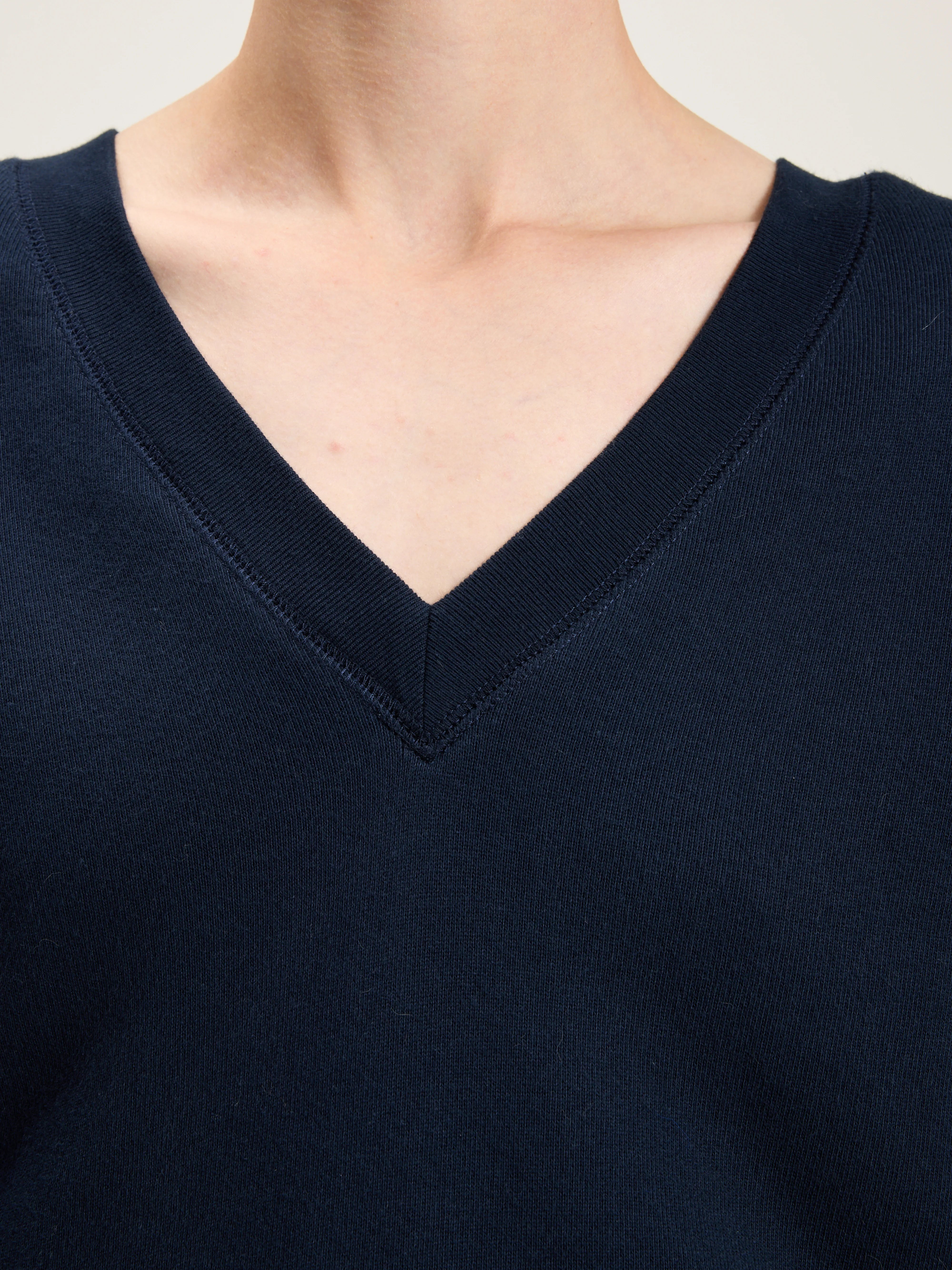 Fellow v-neck sweatshirt (242 / W / NAVY)