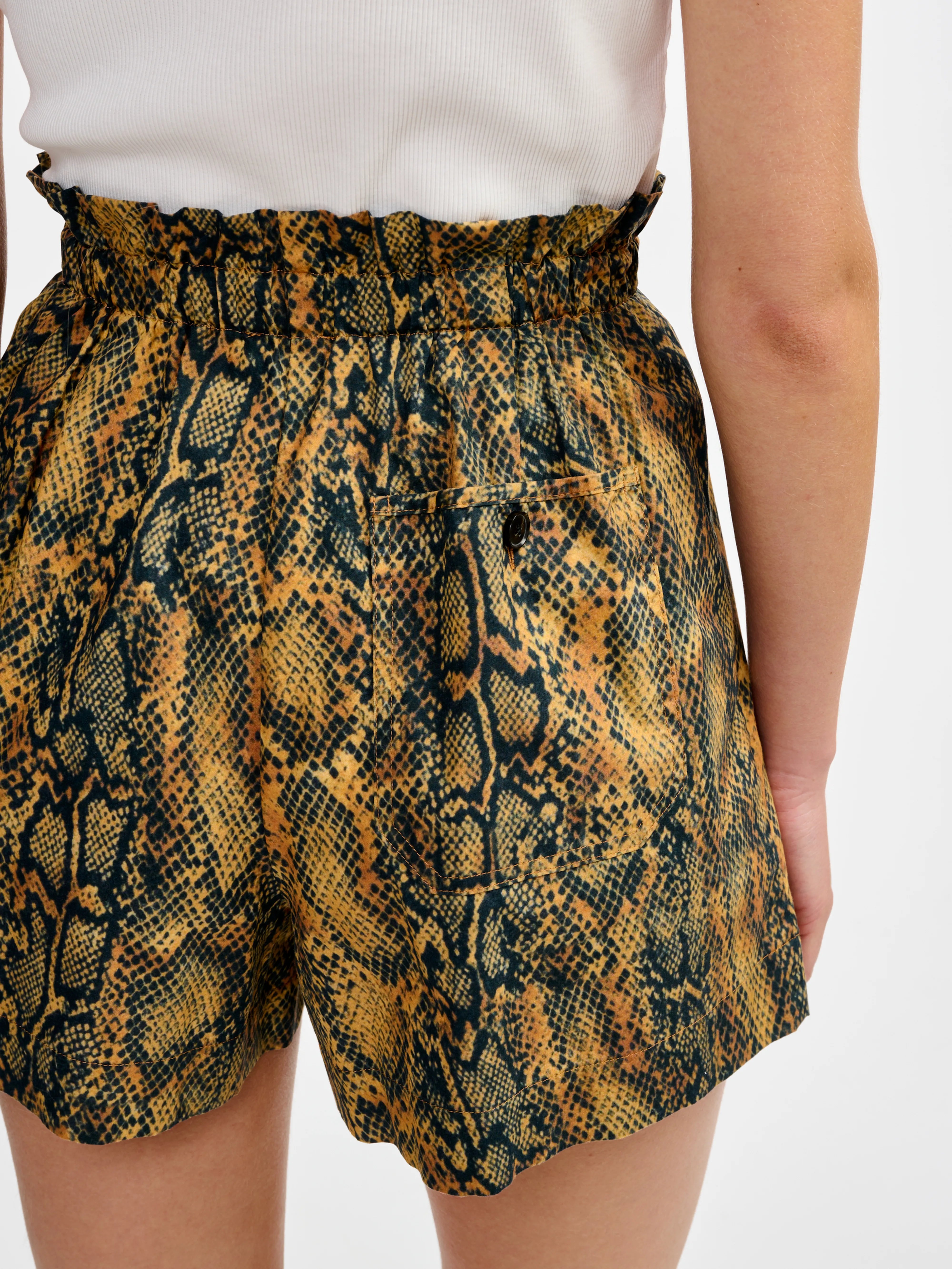 lila short (241 / W / DISPLAY A)