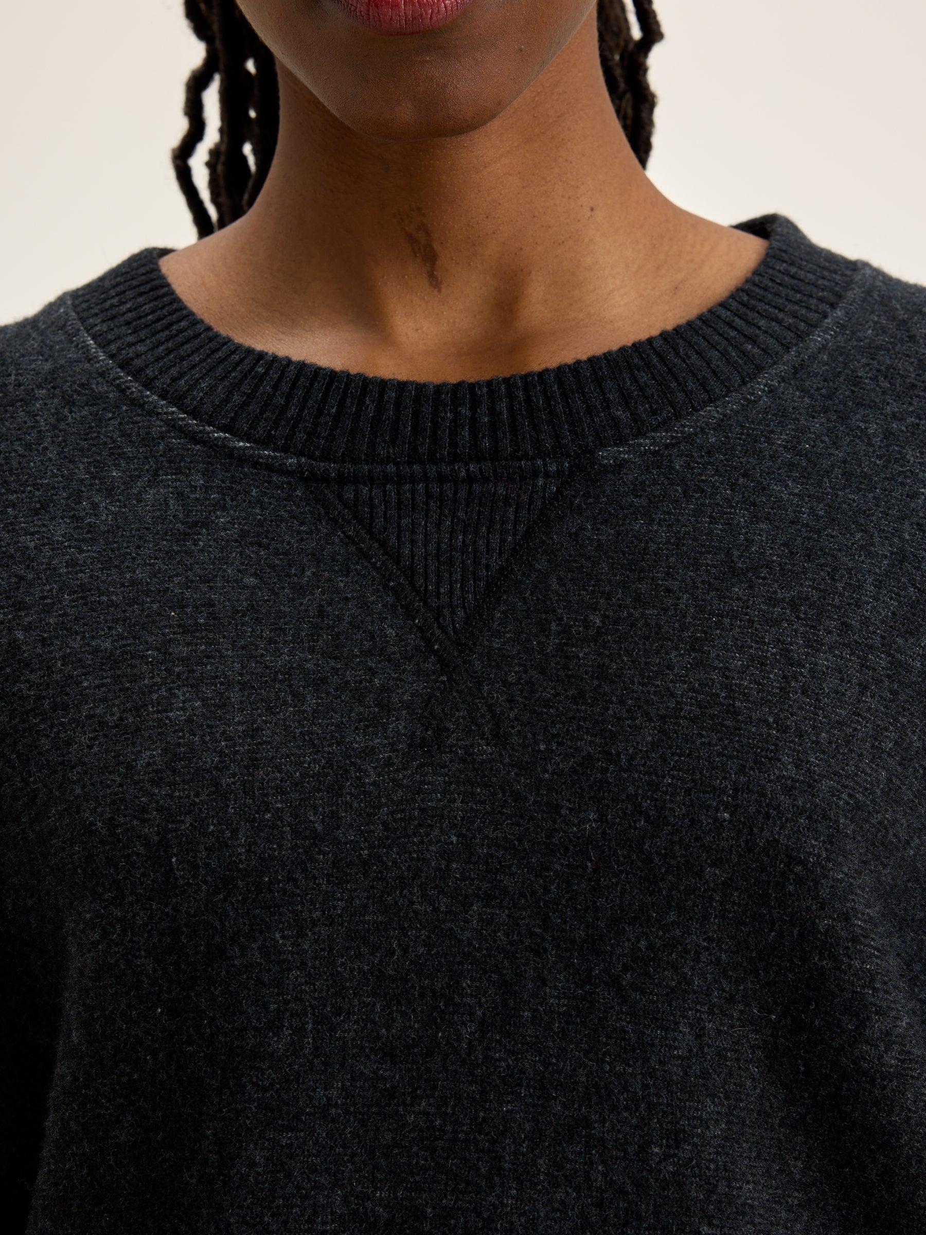 Pull col rond Milos (242 / W / OFF BLACK)