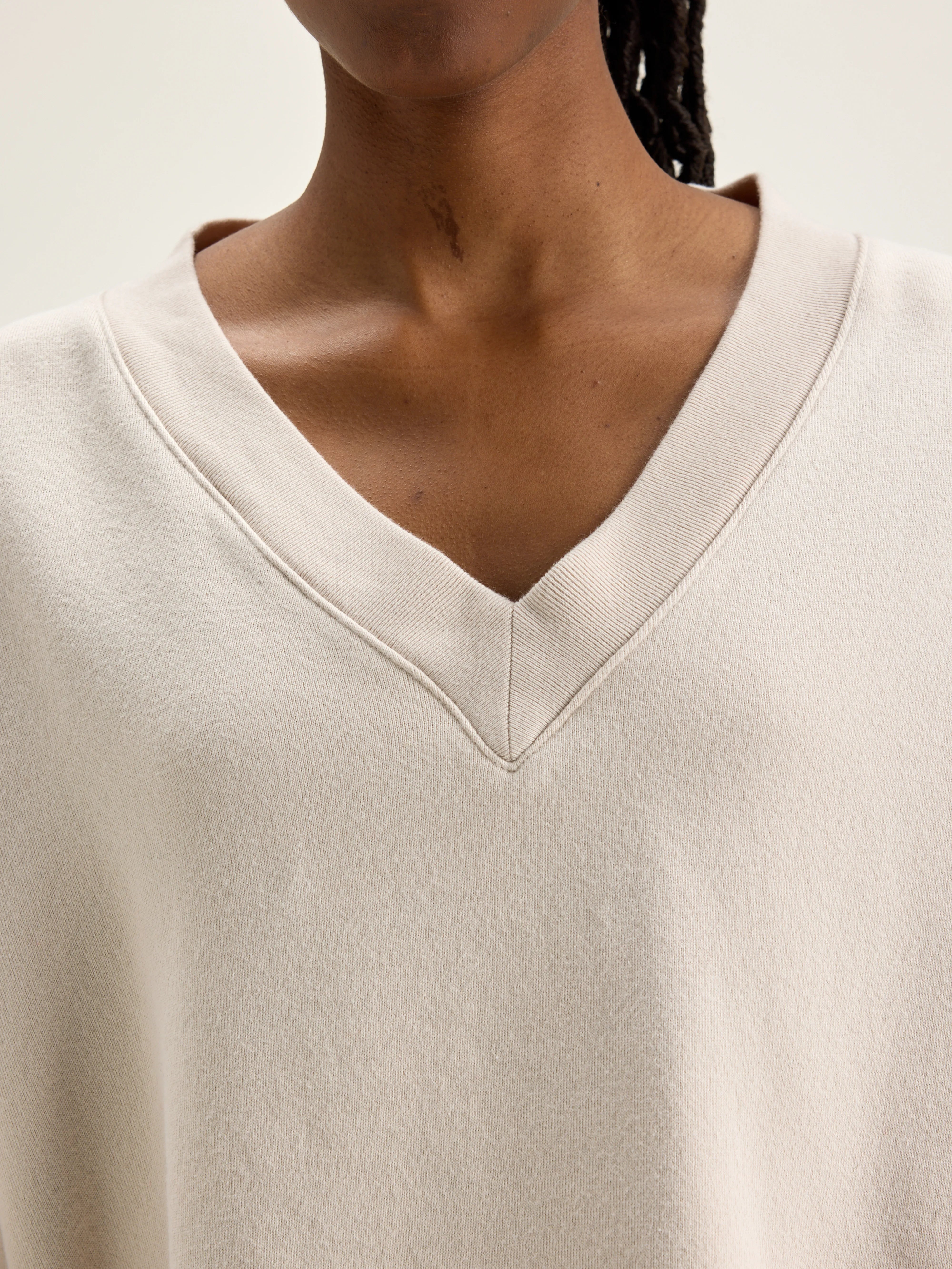 Varola v-neck sweatshirt (242 / W / SHELL)