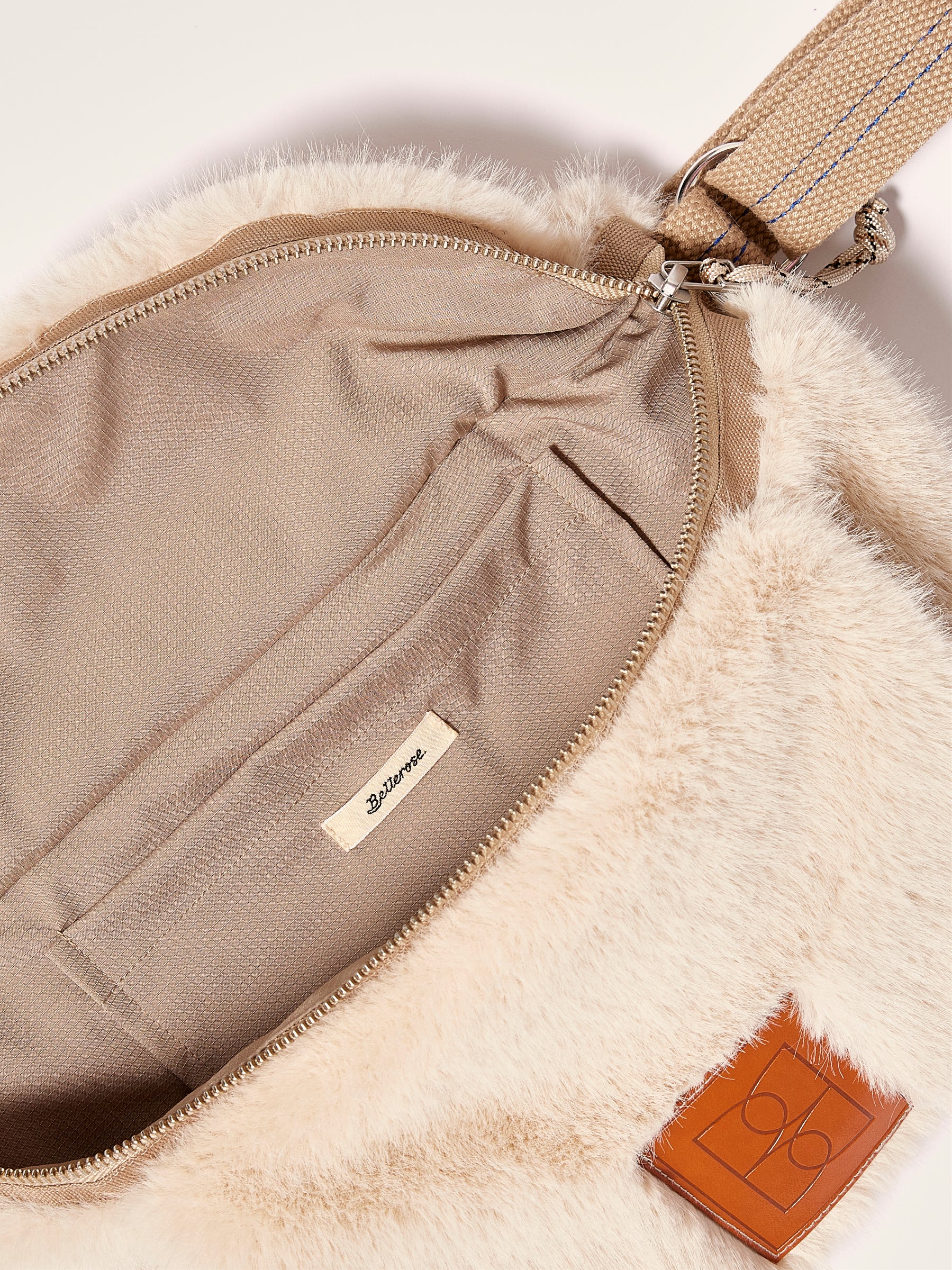 Hoswel muff bag (242 / W / CREAM)