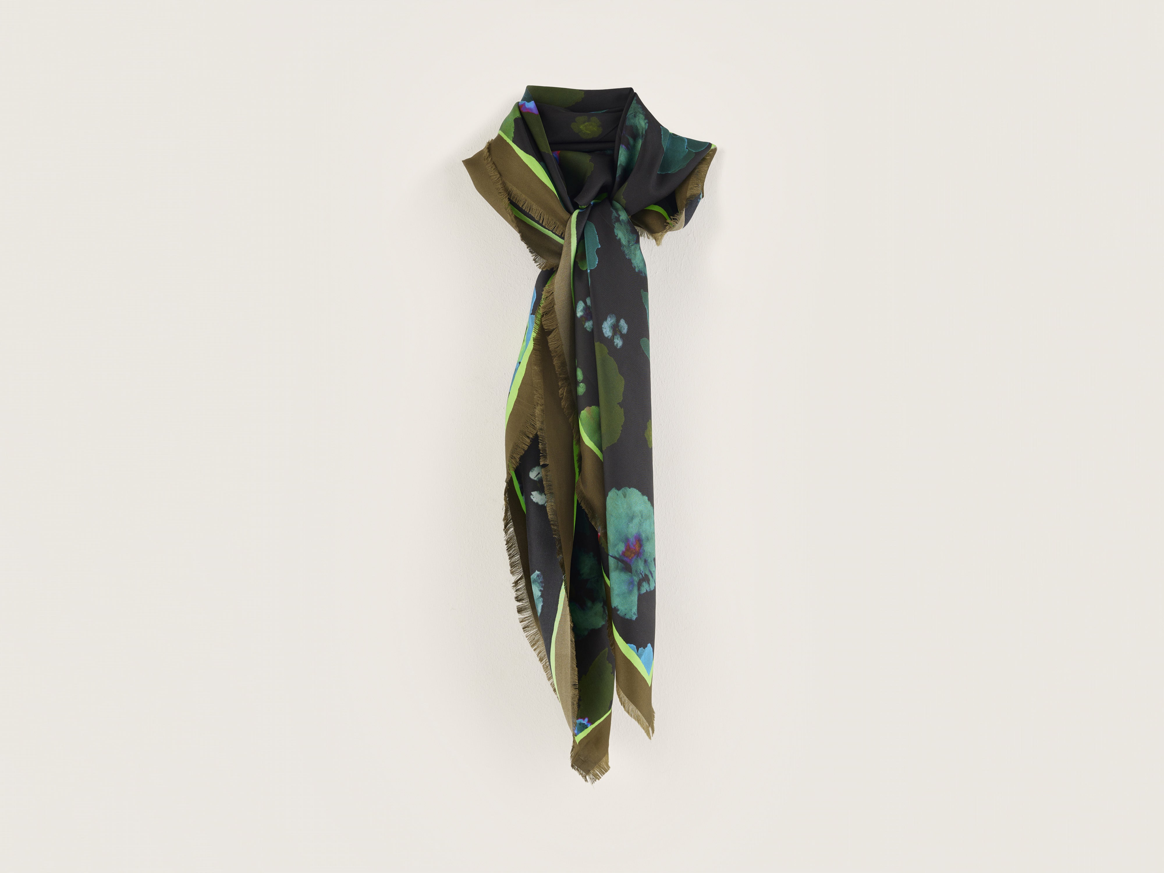 Syvon floral scarf (242 / W / DISPLAY A)