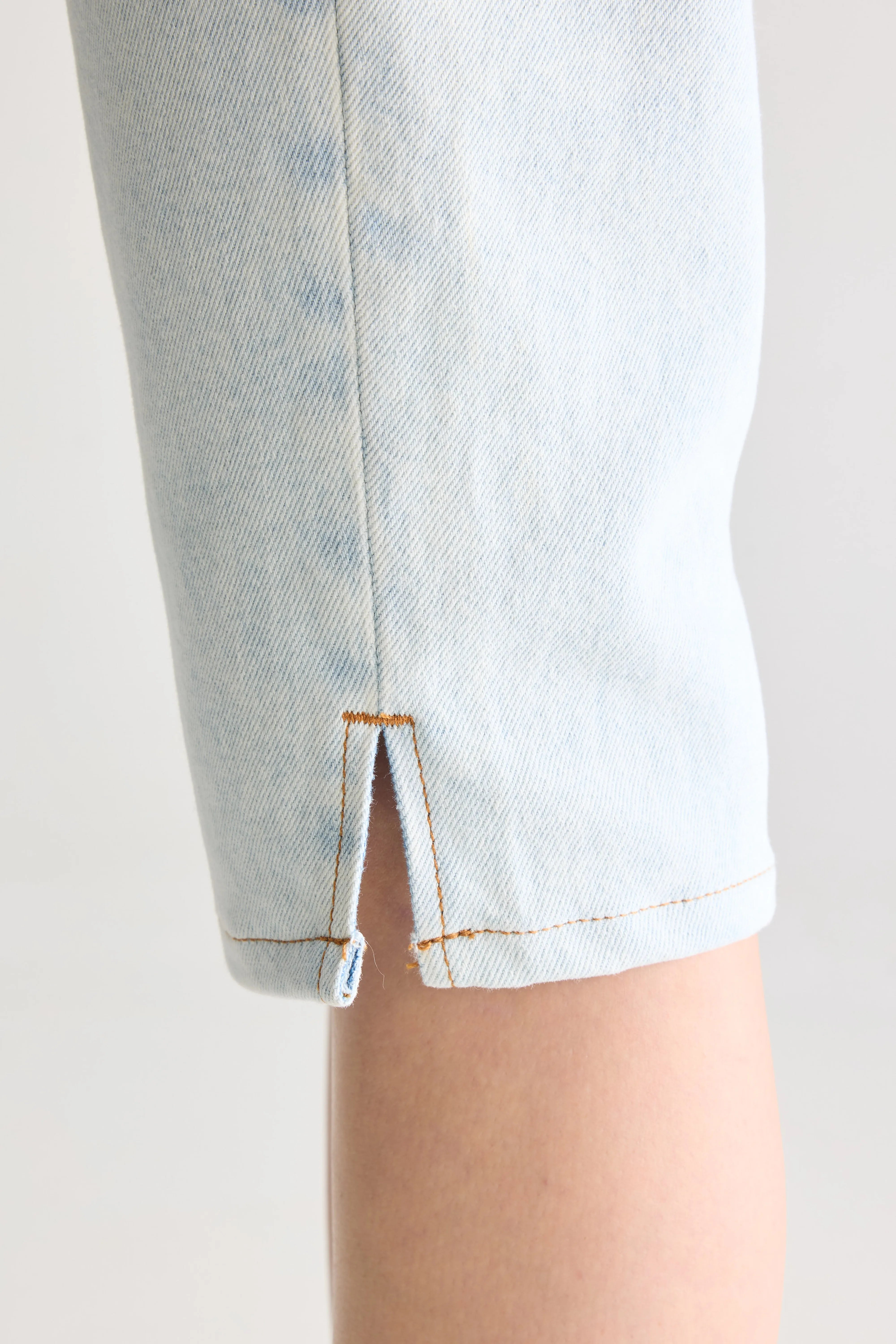 Jean capri Pearce (251 / W / LT BLUE BLEACH)