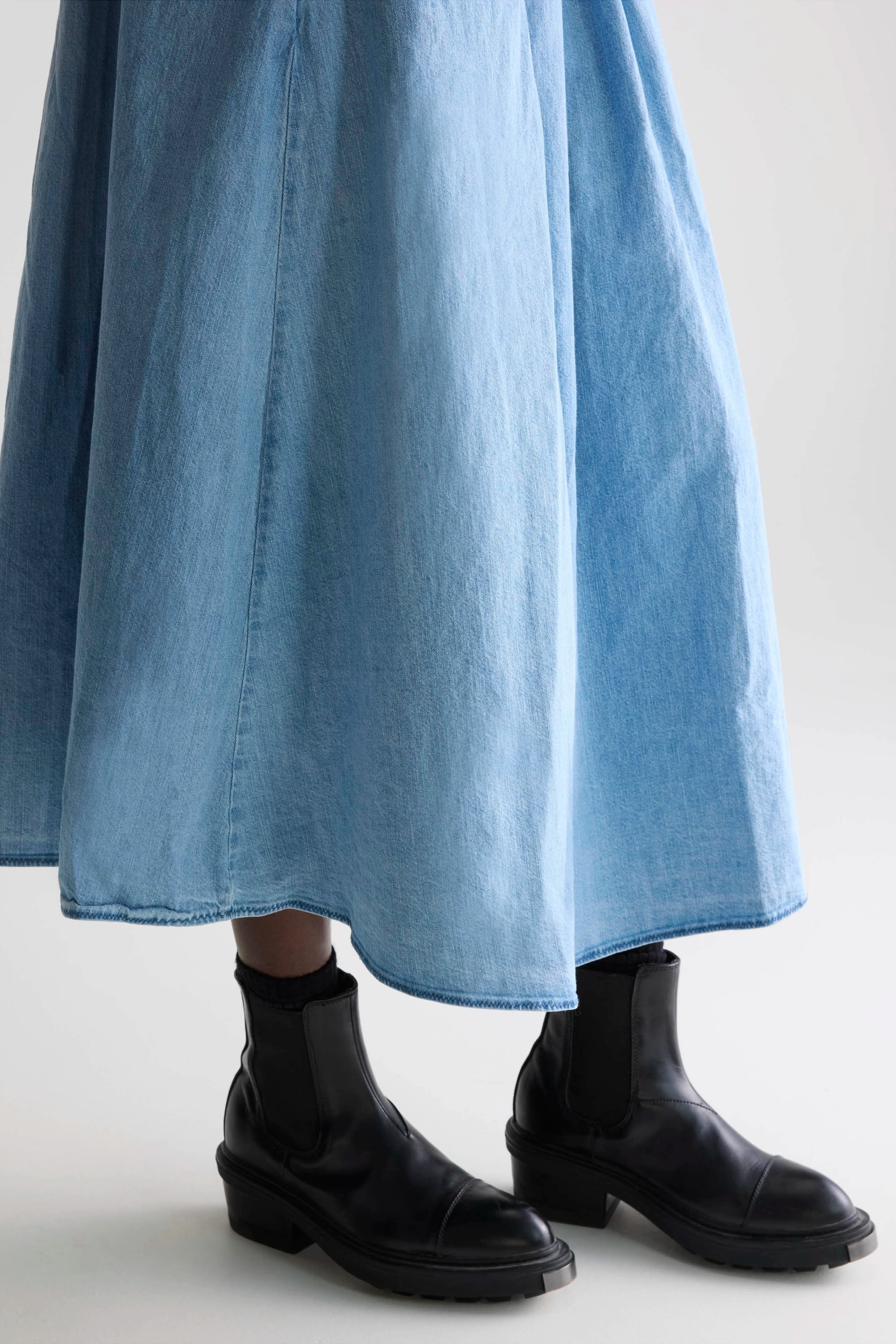 Woogie midi a-line skirt (251 / W / LT BLUE BLEACH)