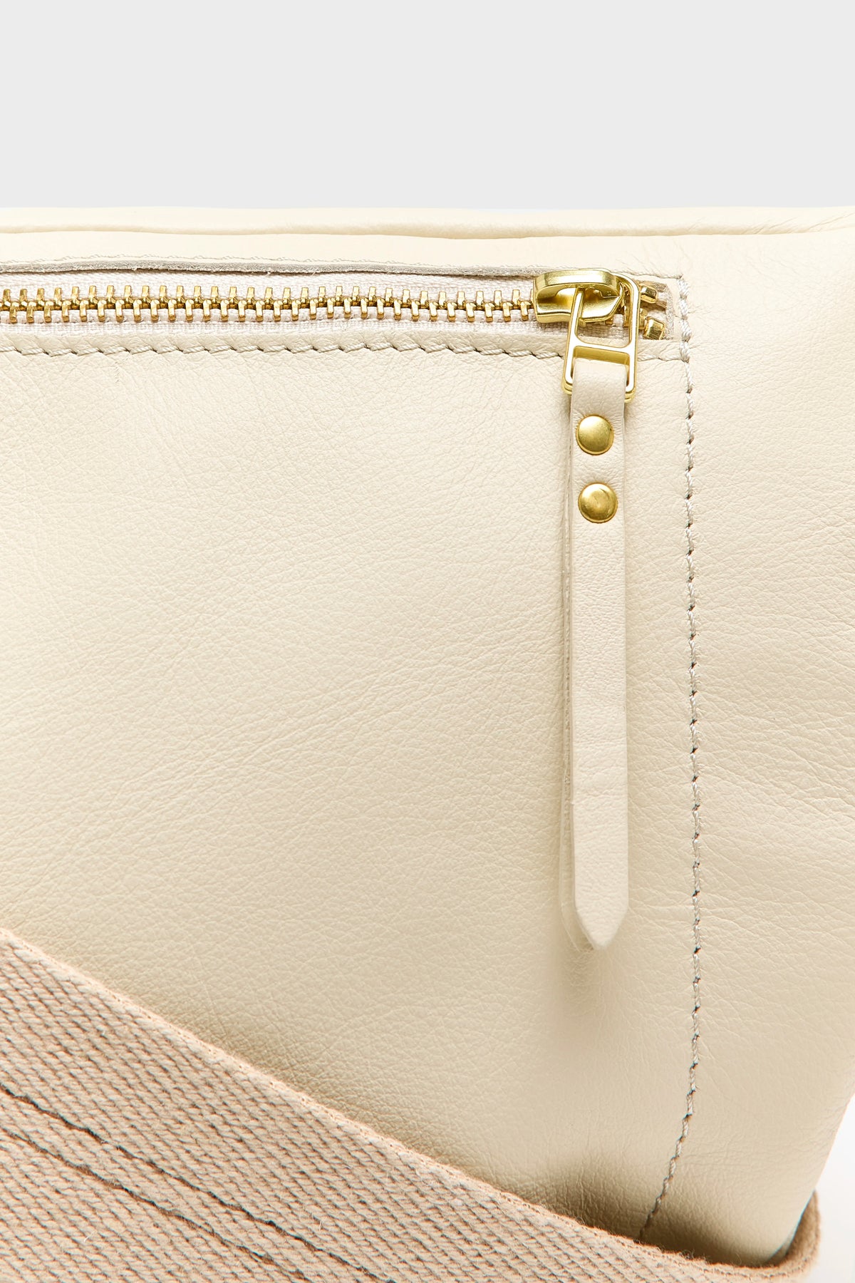 Souply ecru leather sling bag (251 / W / RICE)