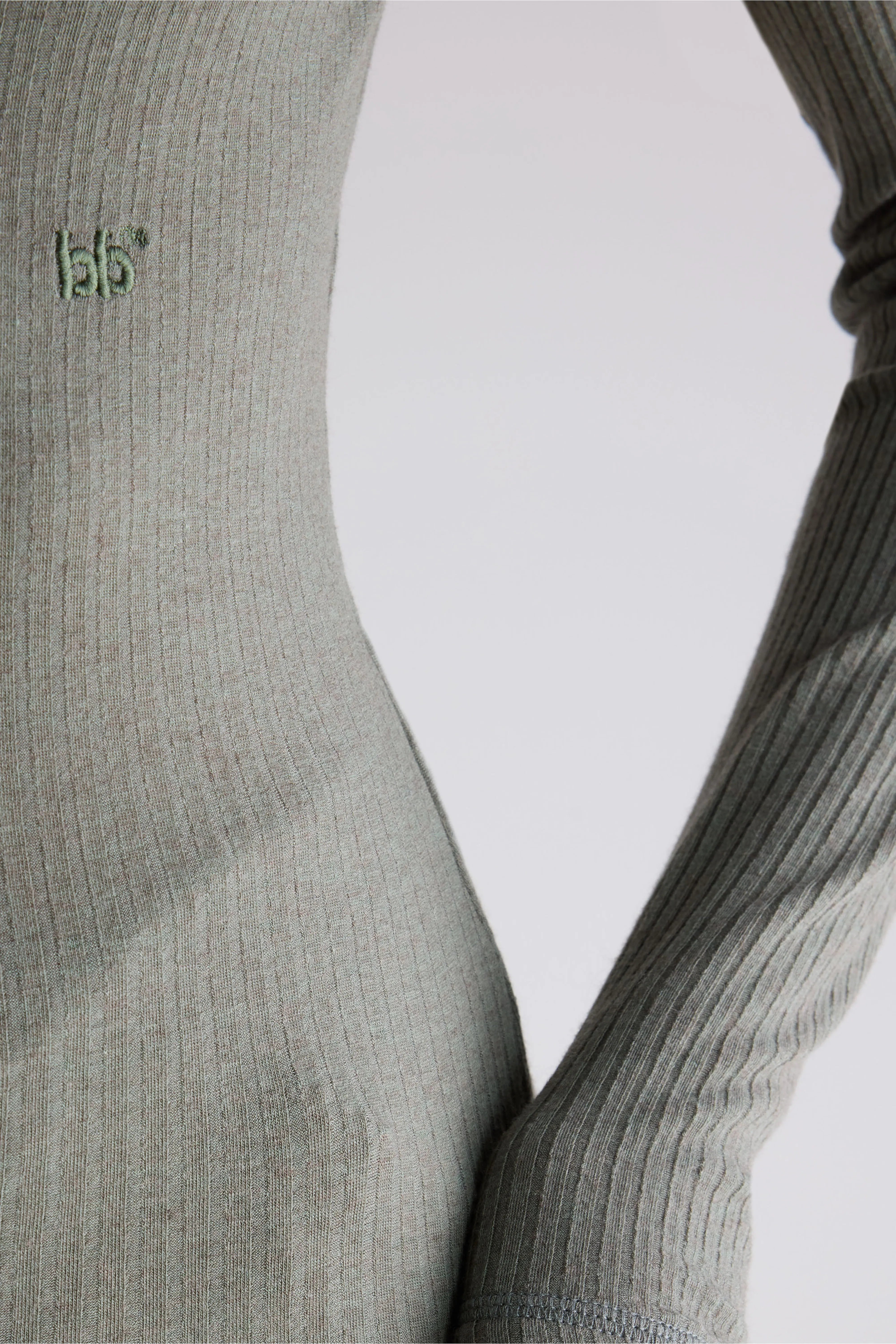 Vinay fitted t-shirt (252 / W / SAGE)