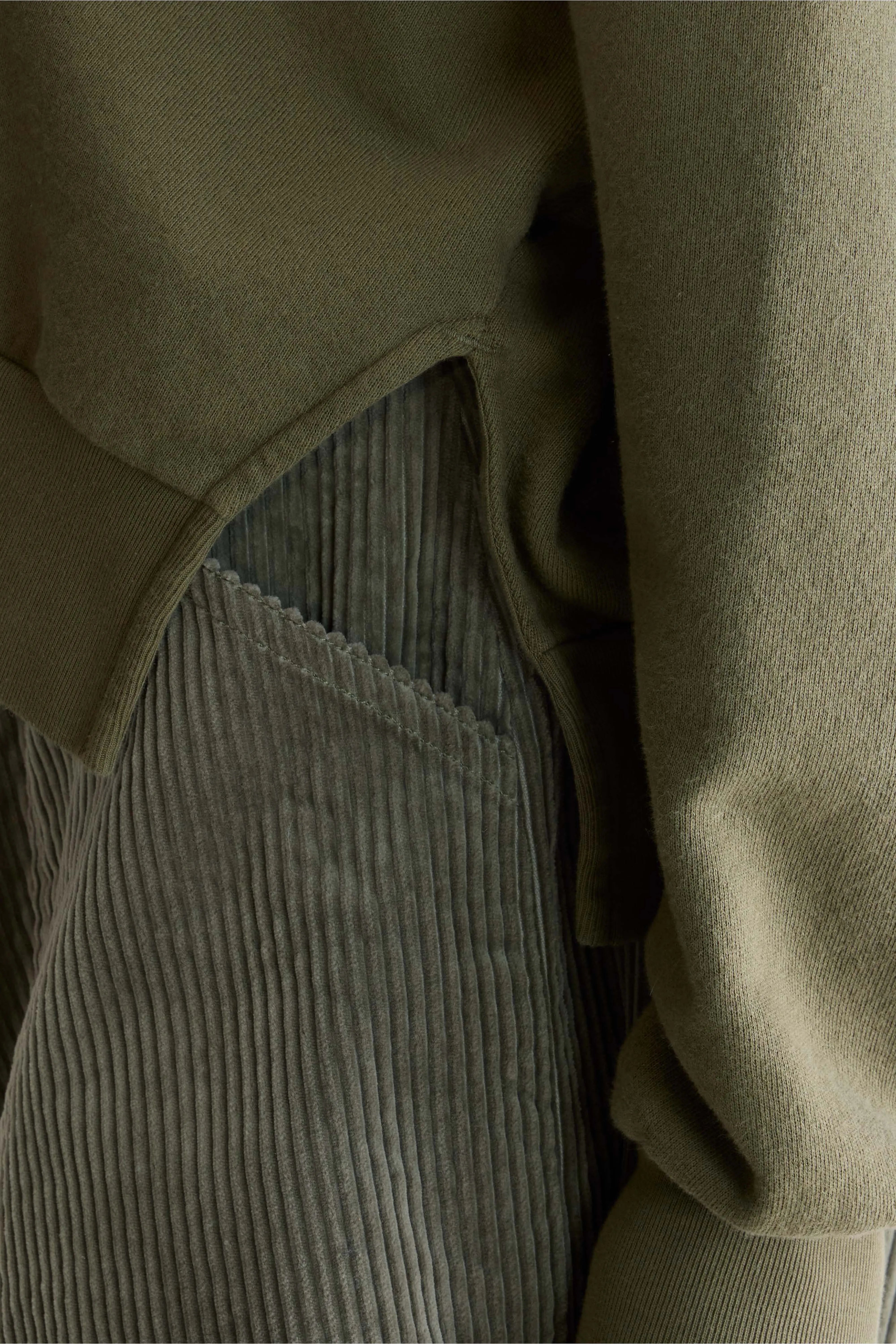 Varola v-neck sweatshirt (252 / W / OLIVE)